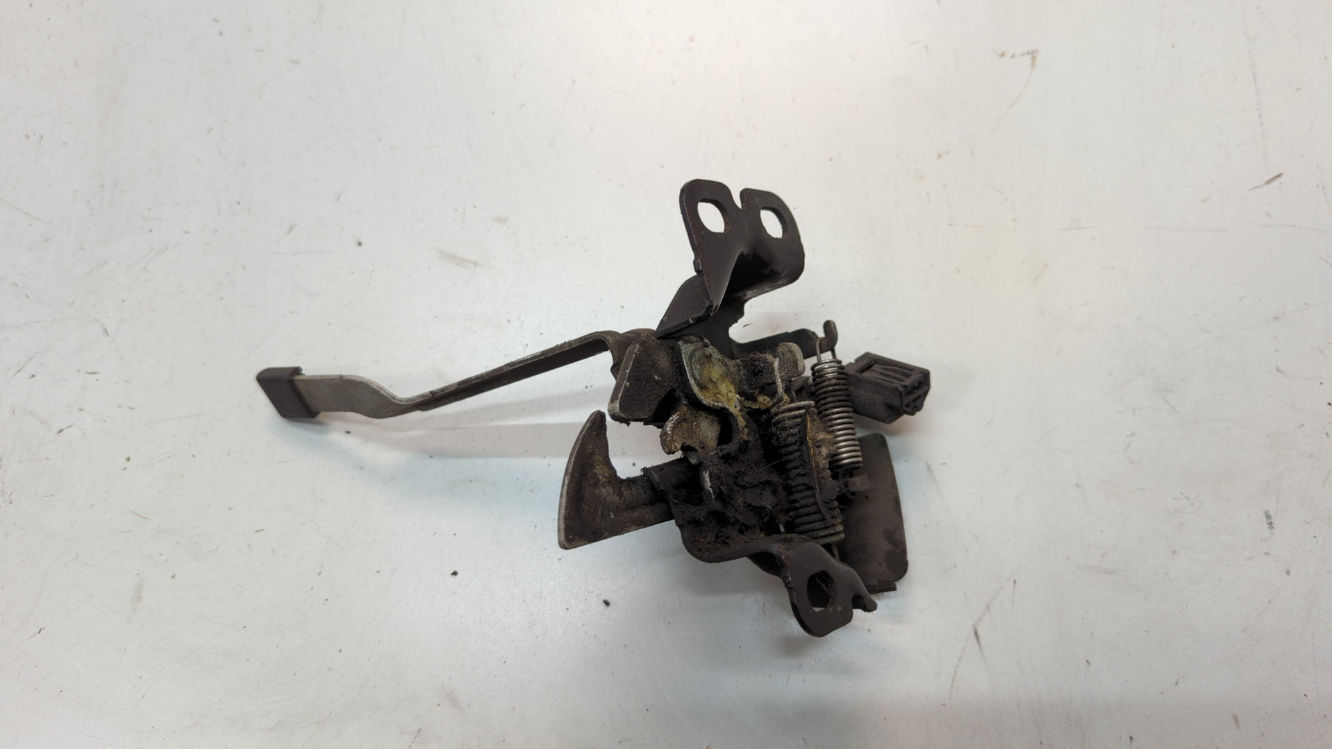 Замок капота