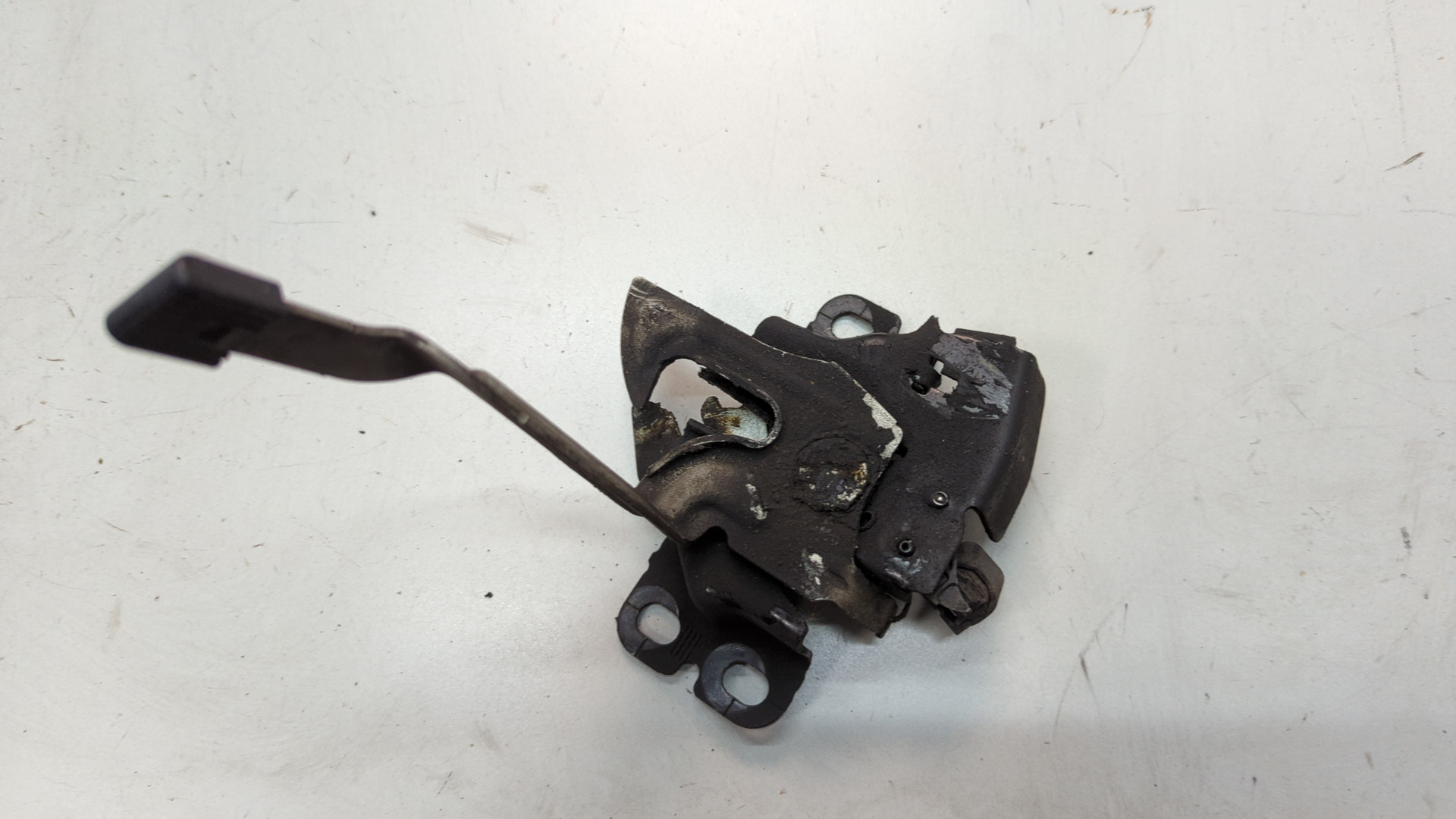 Замок капота