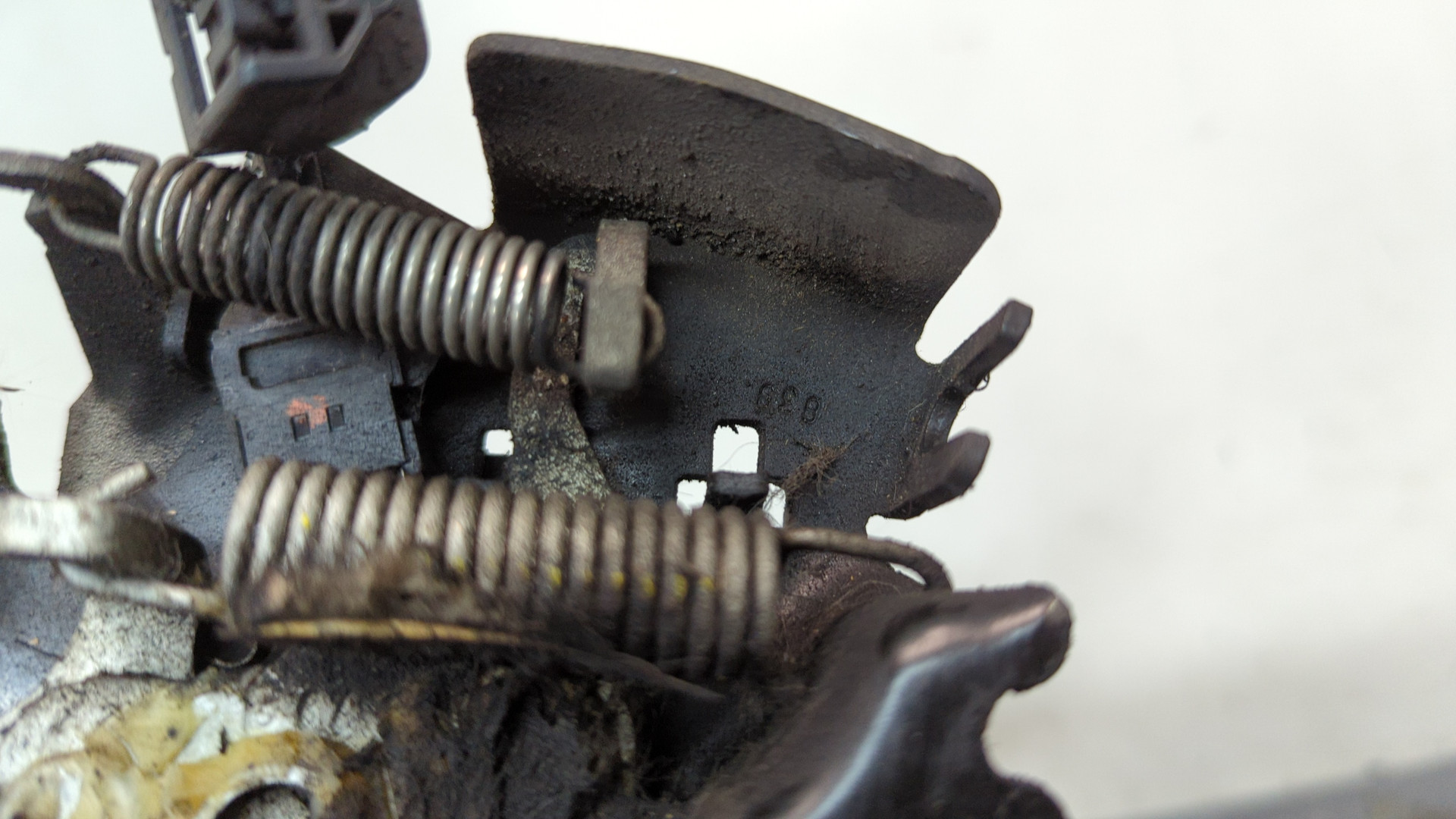 Замок капота