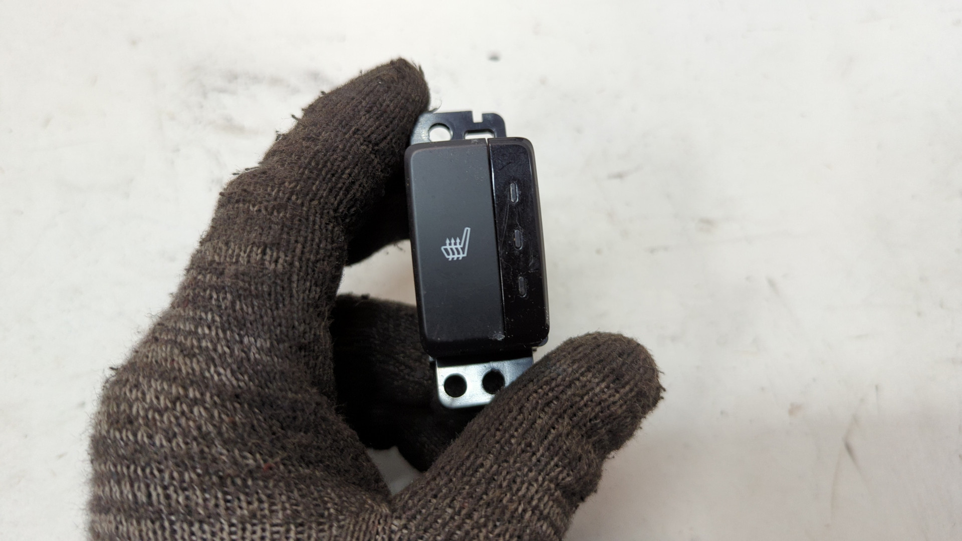 Кнопка обогрева сидений