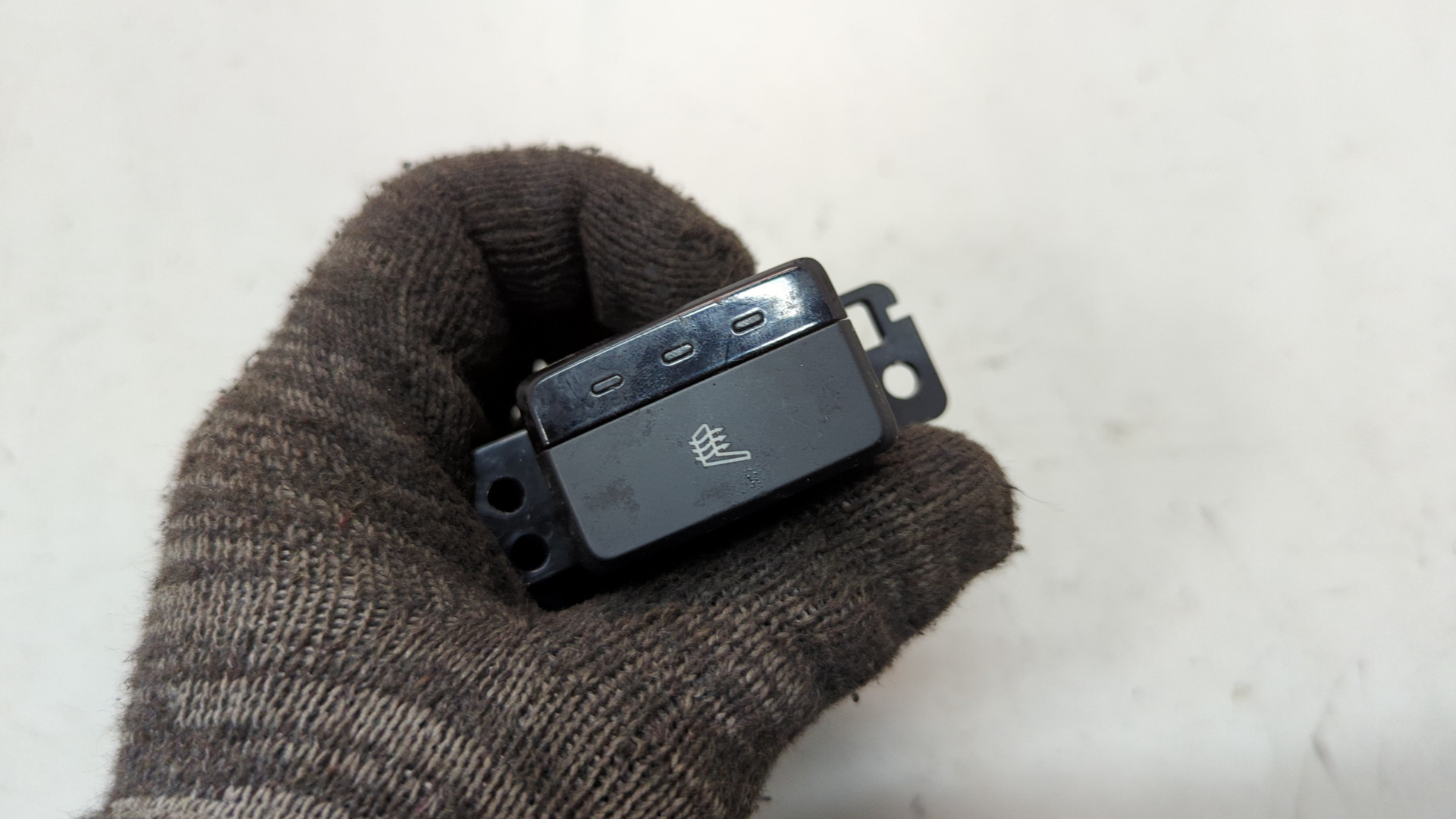 Кнопка обогрева сидений