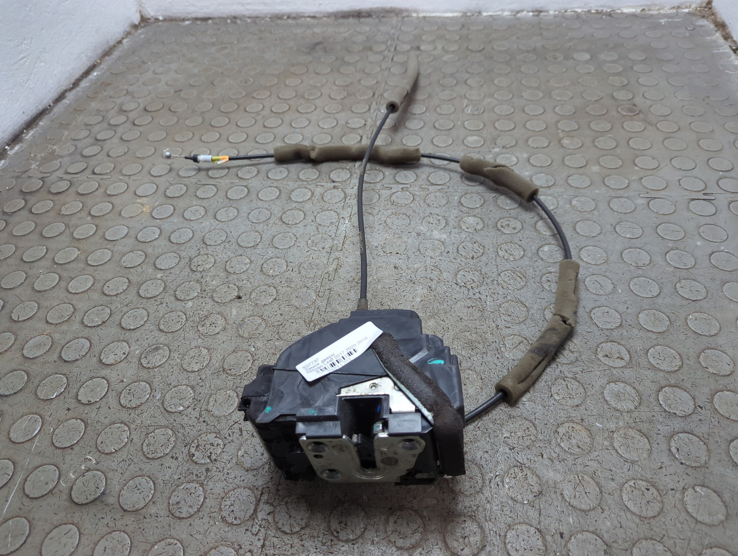 Замок двери передней правой