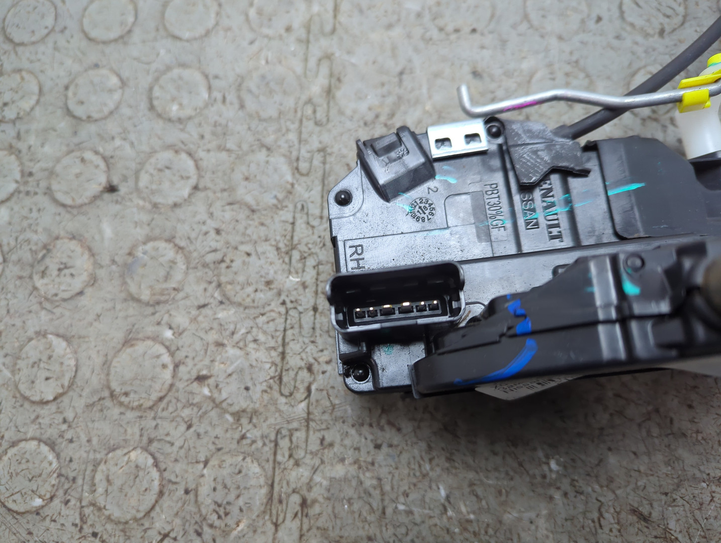 Замок двери передней правой