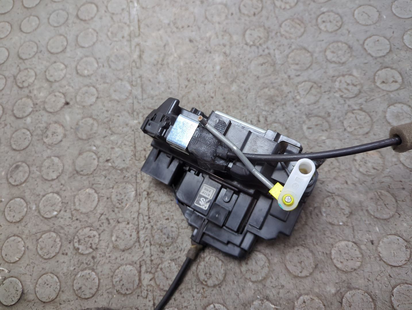 Замок двери передней правой