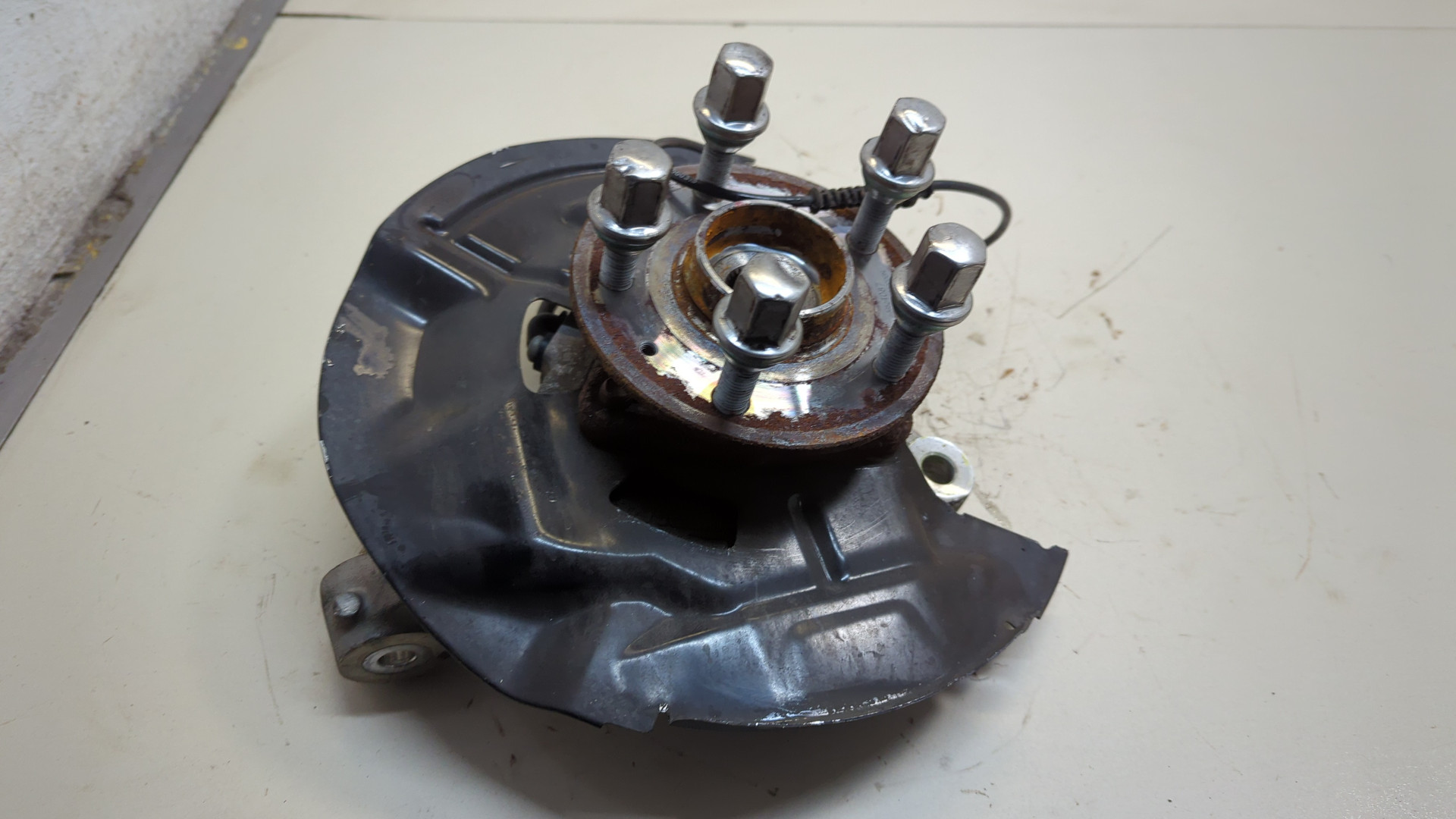 Кулак поворотный передний правый