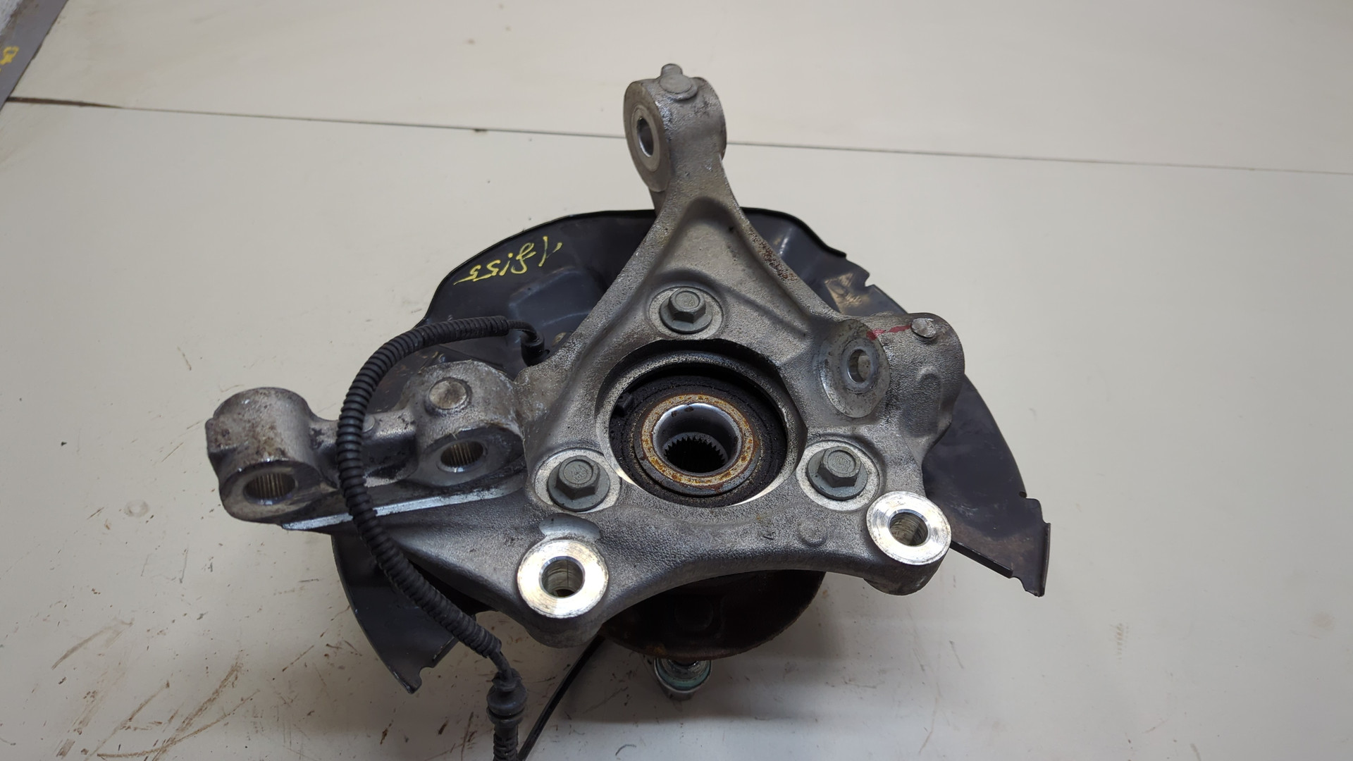 Кулак поворотный передний правый