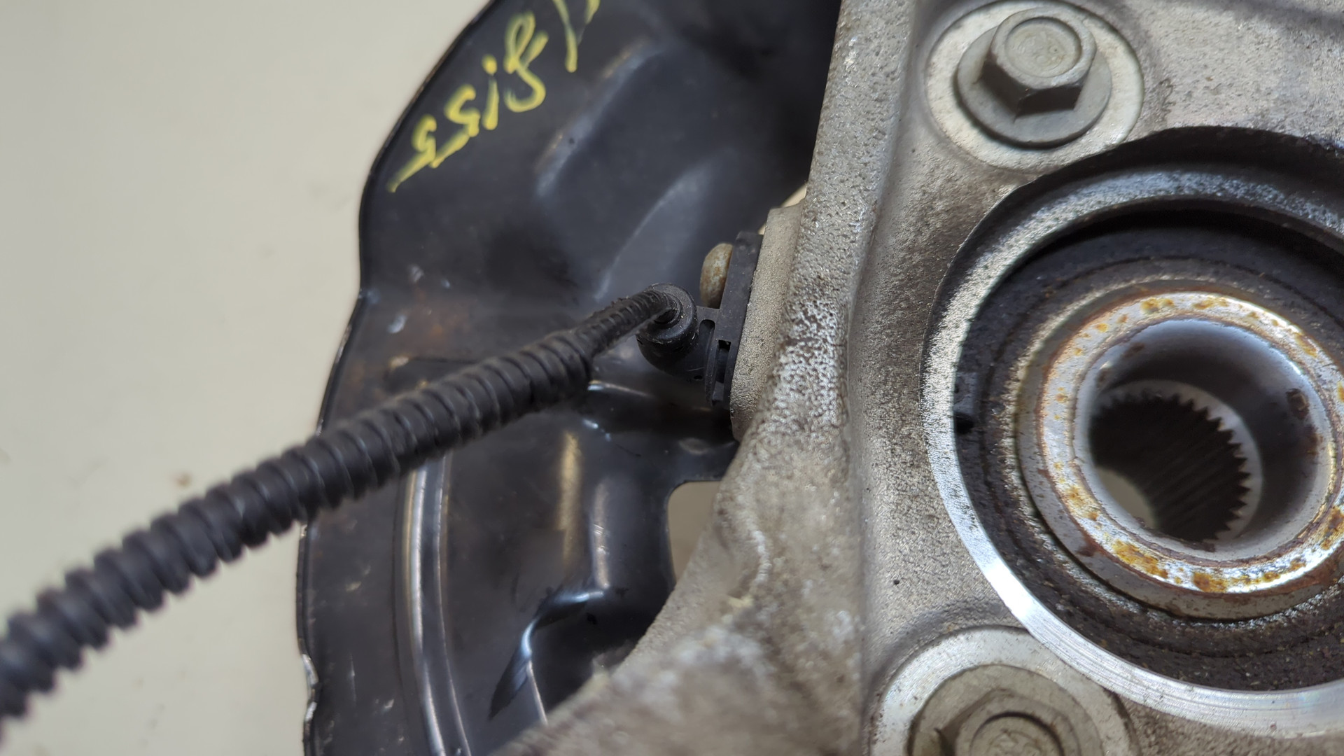 Кулак поворотный передний правый