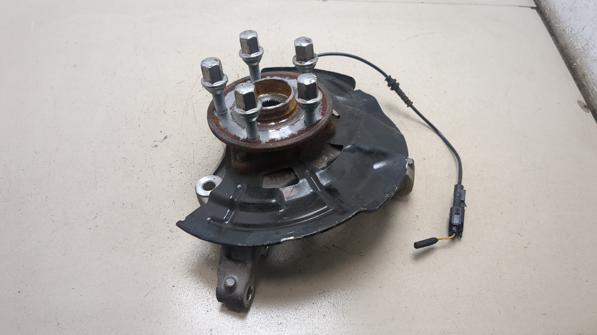 Кулак поворотный передний правый