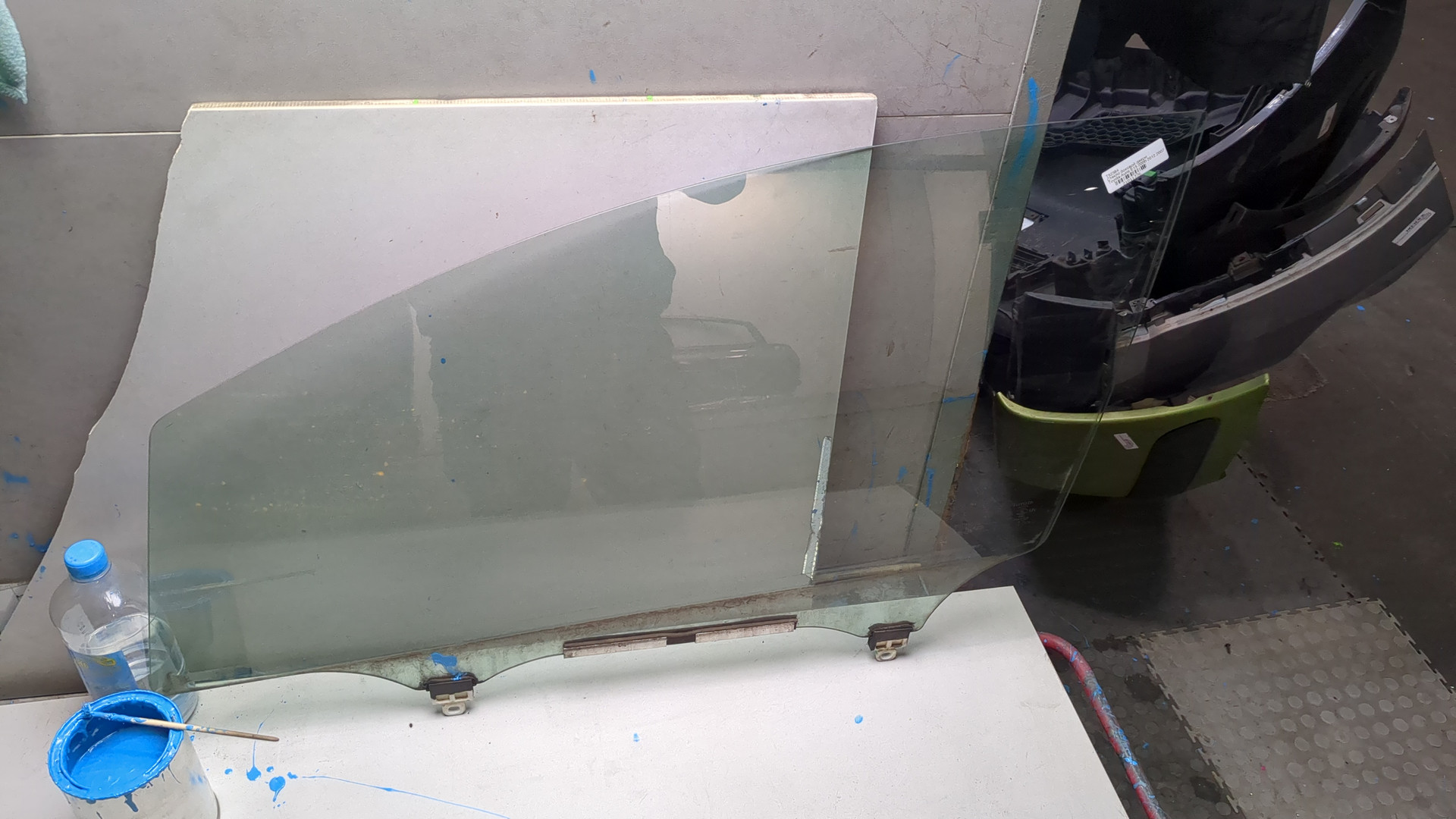 Стекло двери передней левой