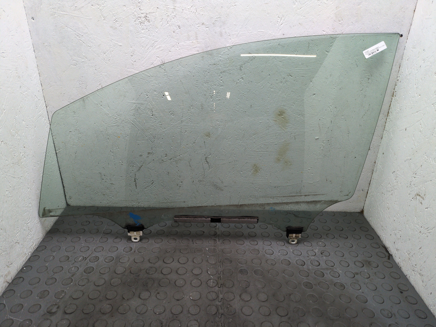 Стекло двери передней левой