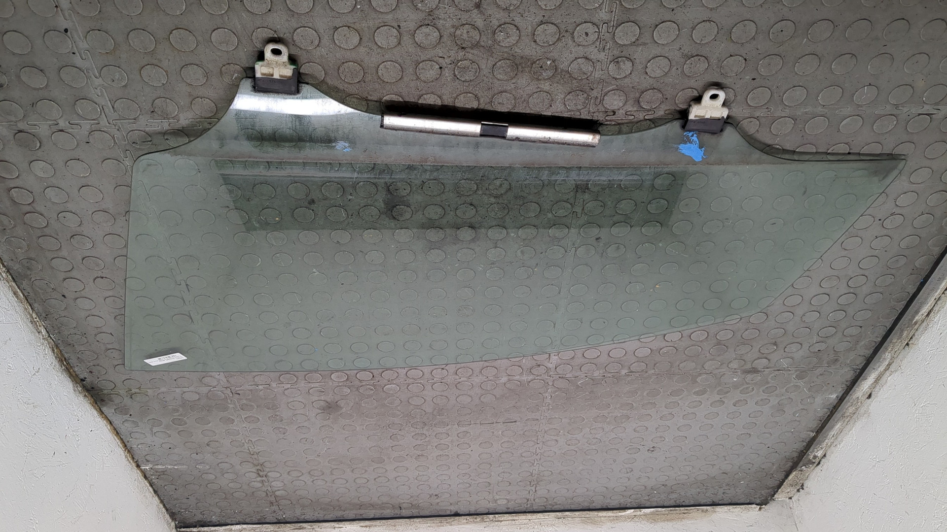 Стекло двери передней левой