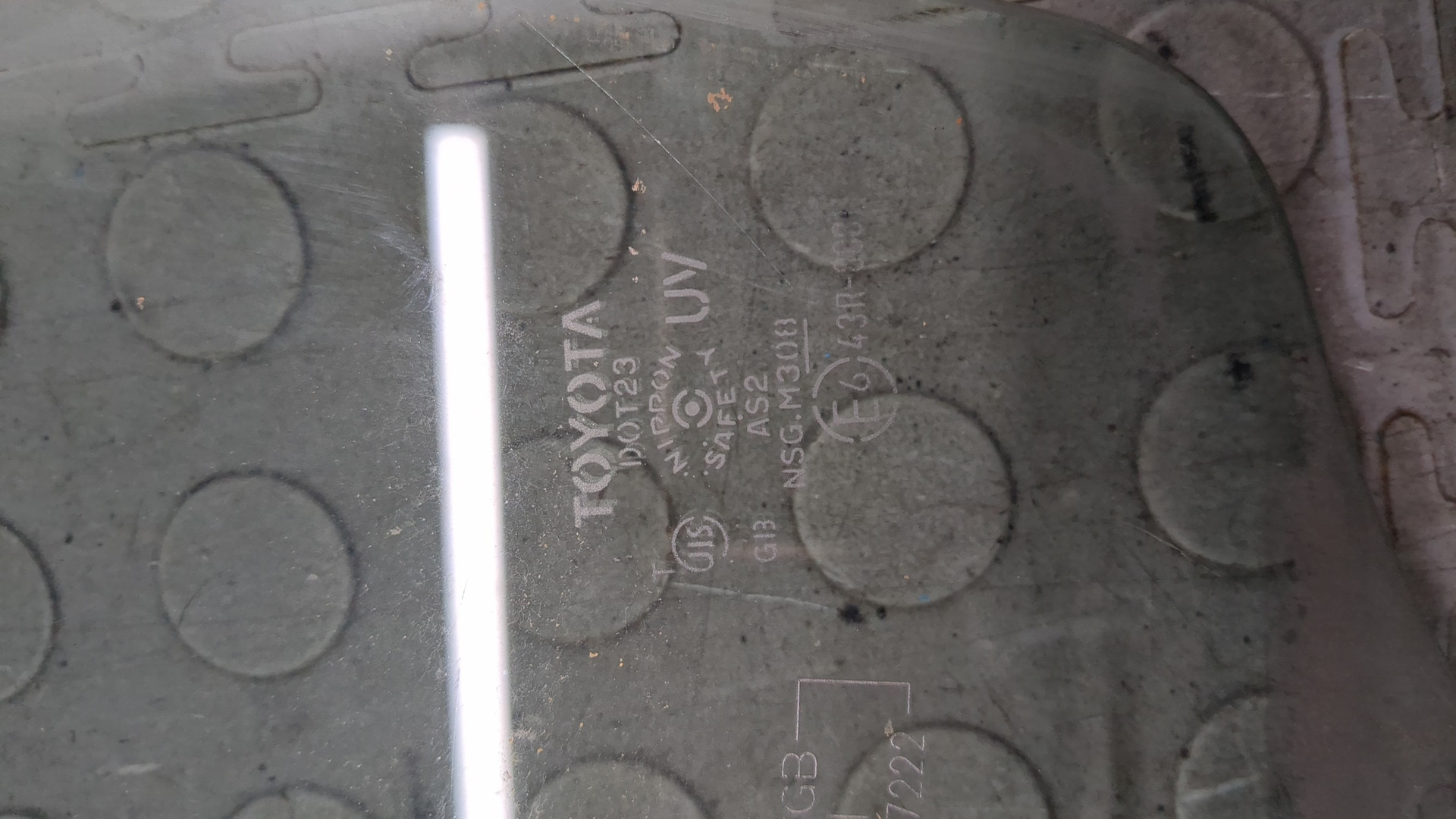 Стекло двери передней левой