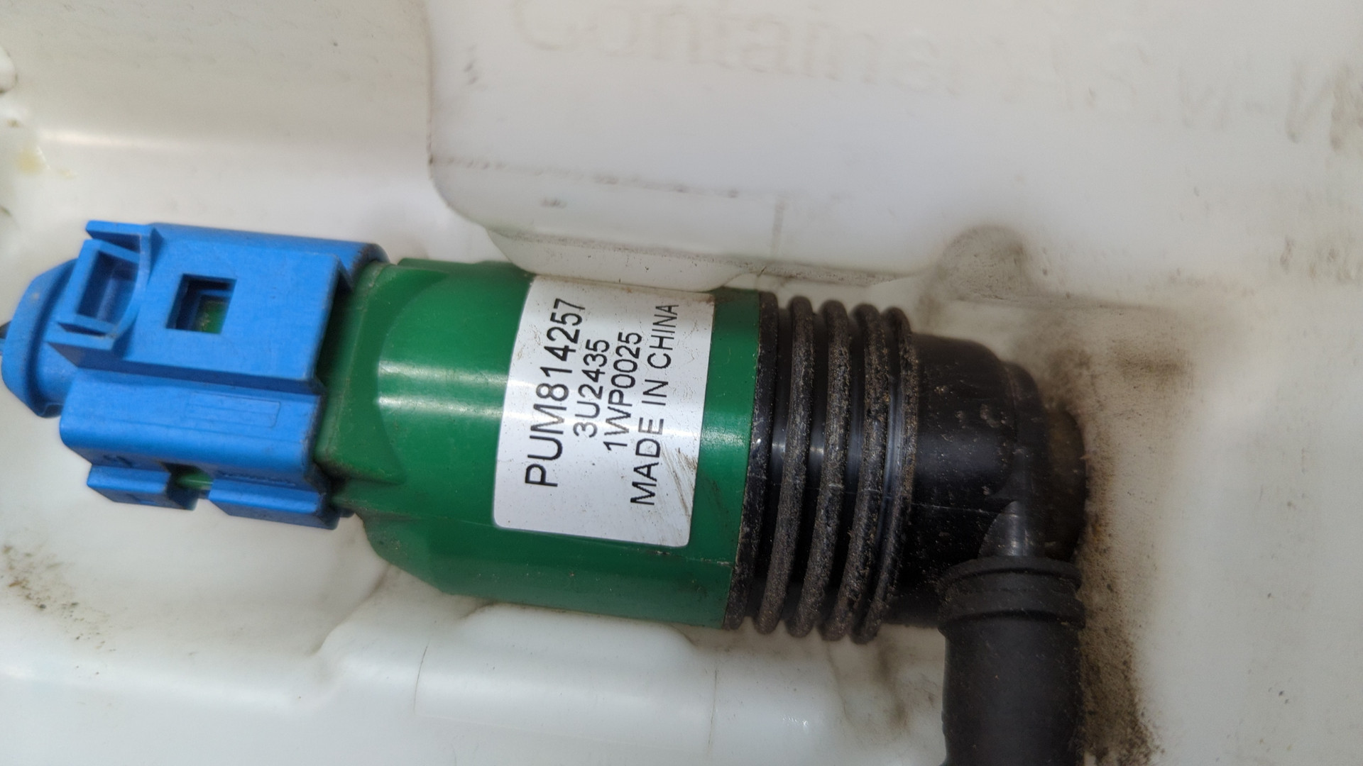 Бачок омывателя лобового стекла