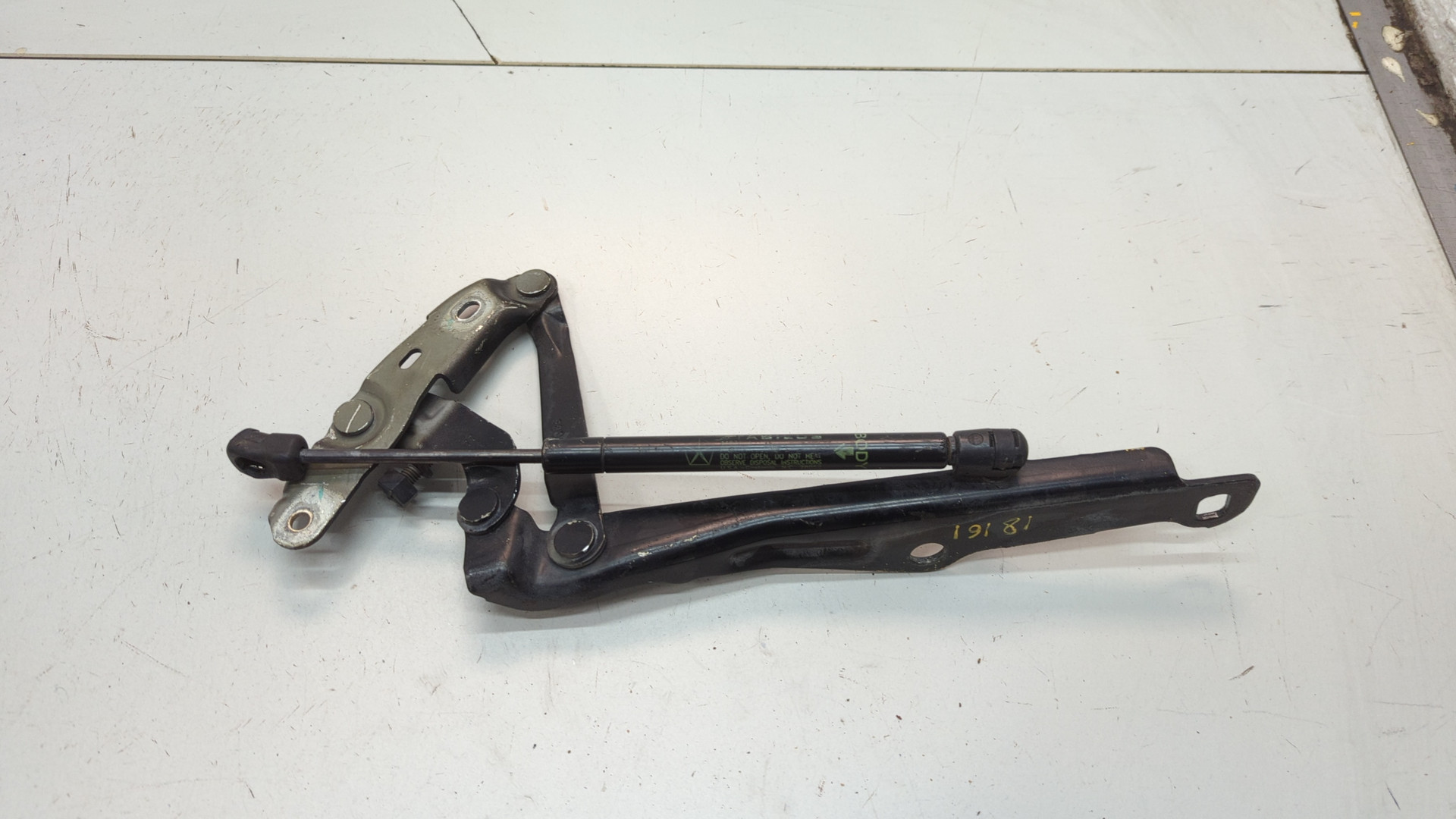 Петля капота левая