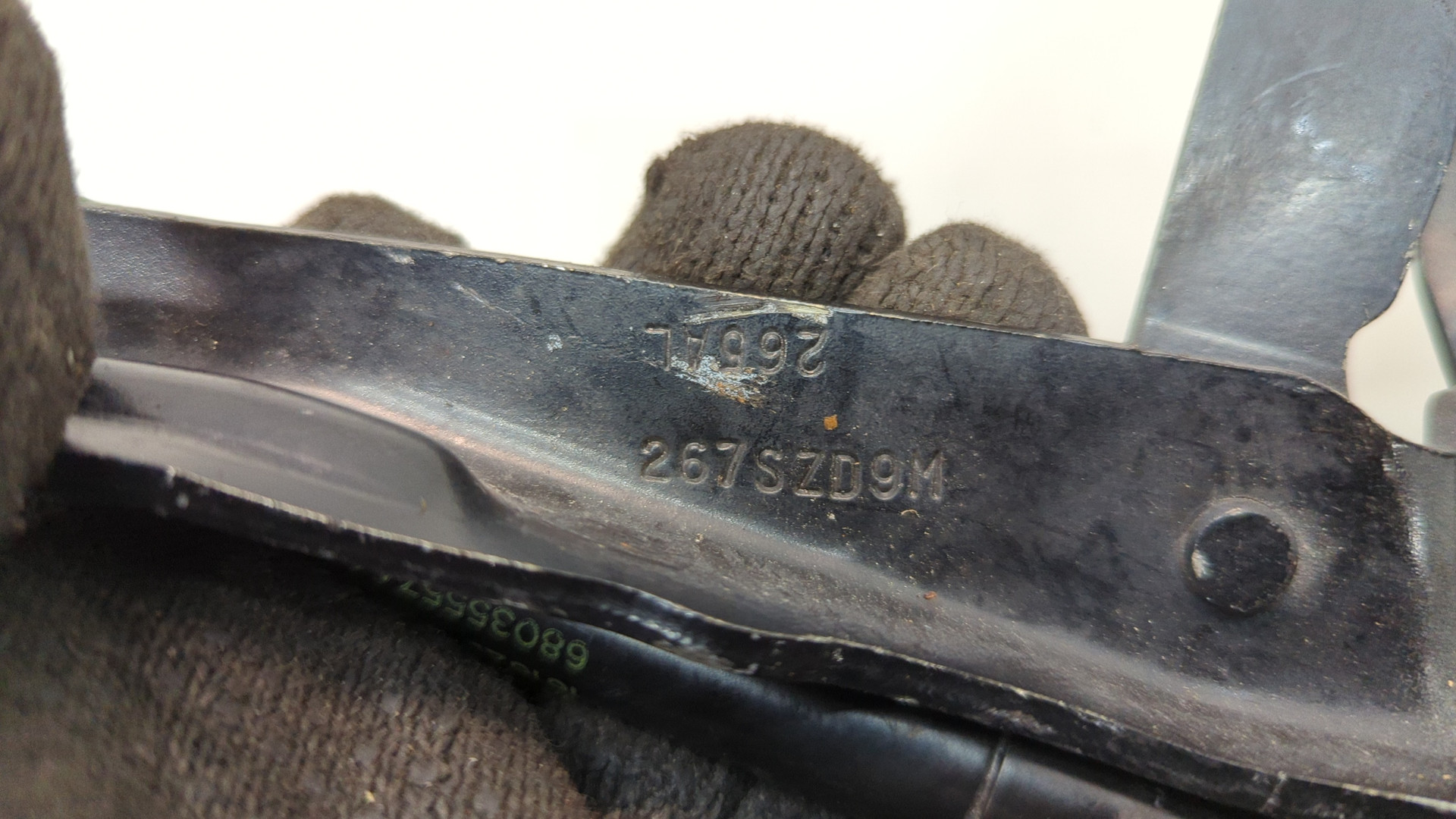 Петля капота левая