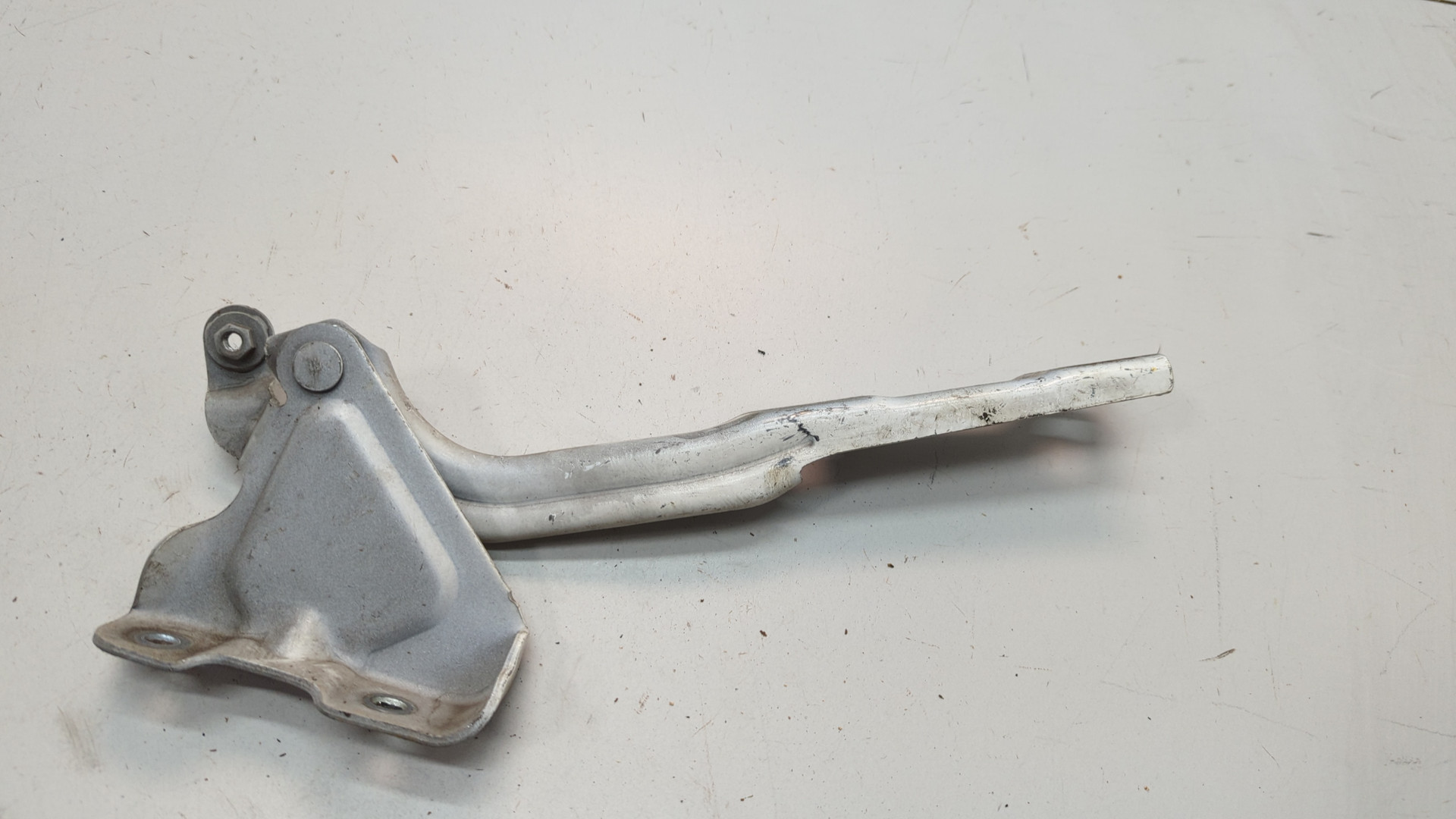 Петля капота правая