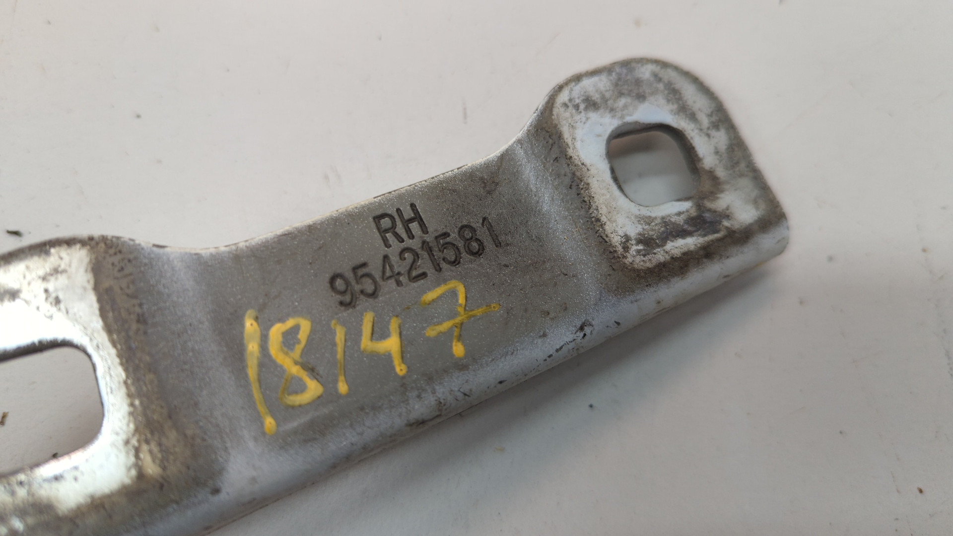 Петля капота правая