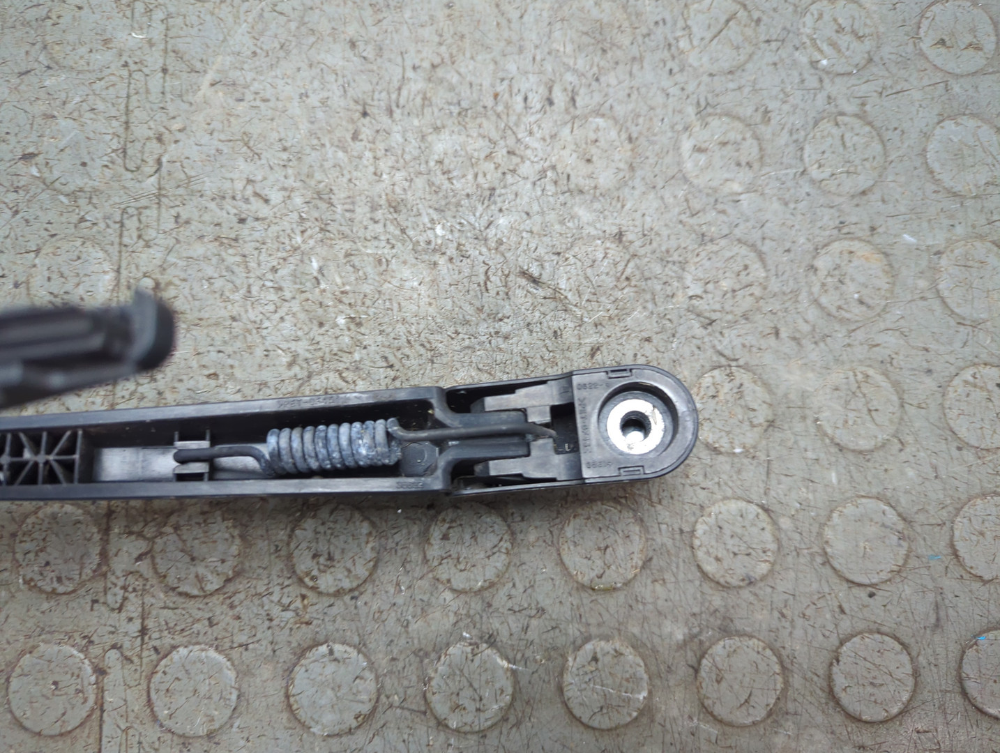 Поводок стеклоочистителя заднего