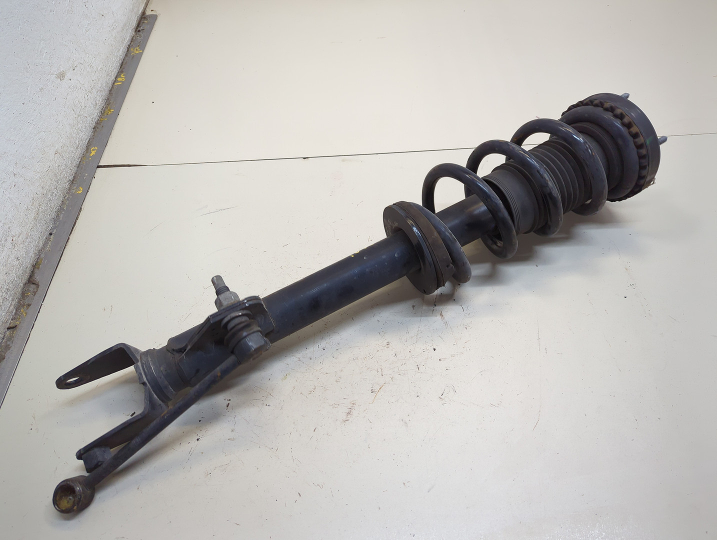 Амортизатор передний левый