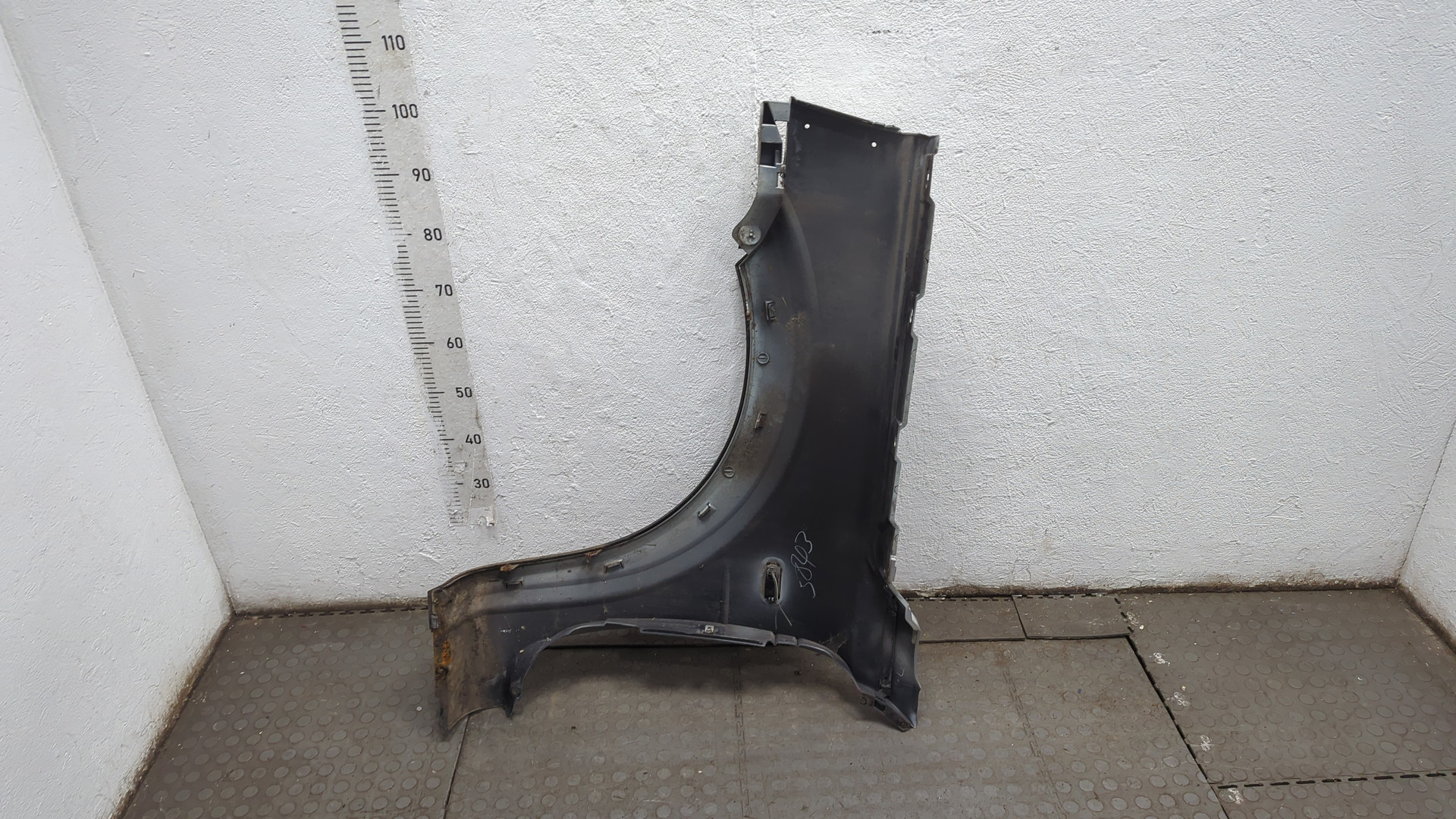 Крыло переднее правое