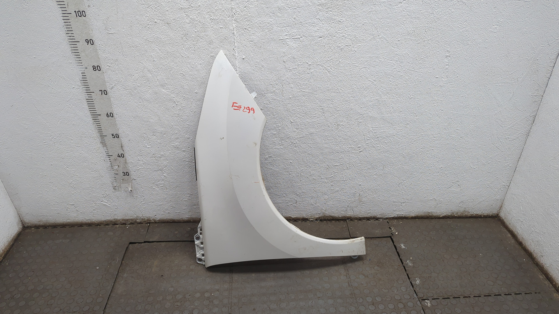 Крыло переднее правое