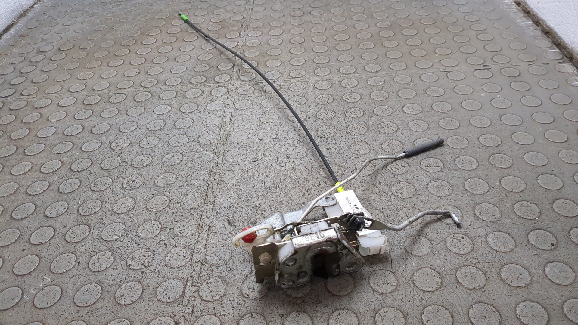 Замок двери передней левой