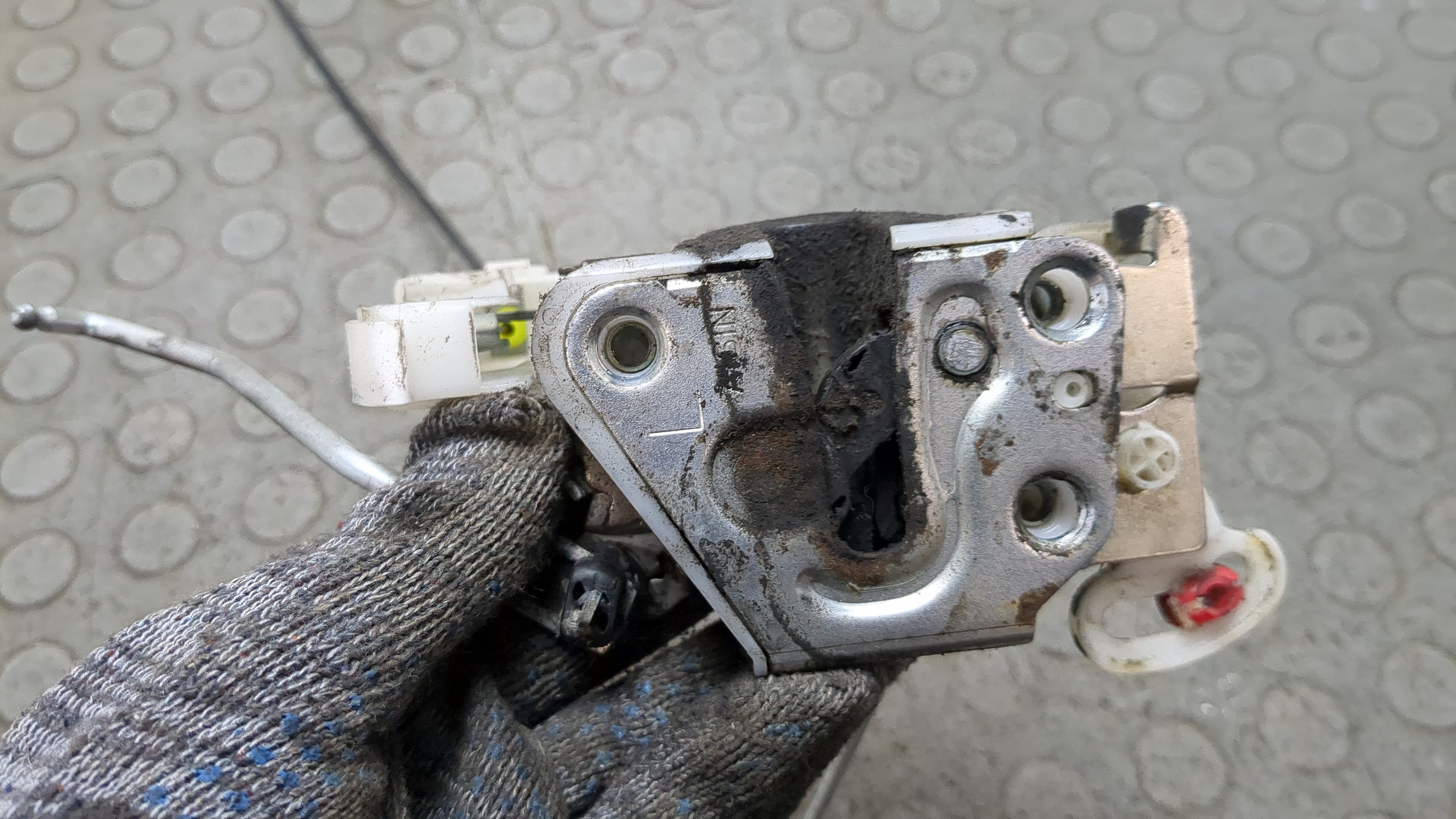 Замок двери передней левой