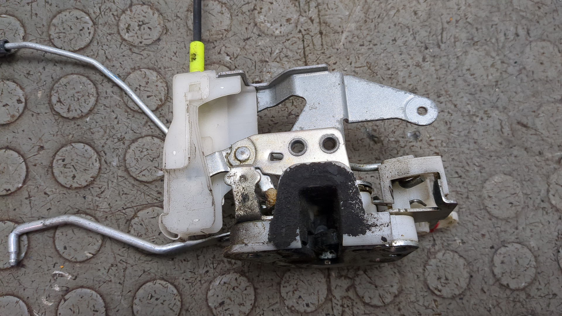 Замок двери передней левой