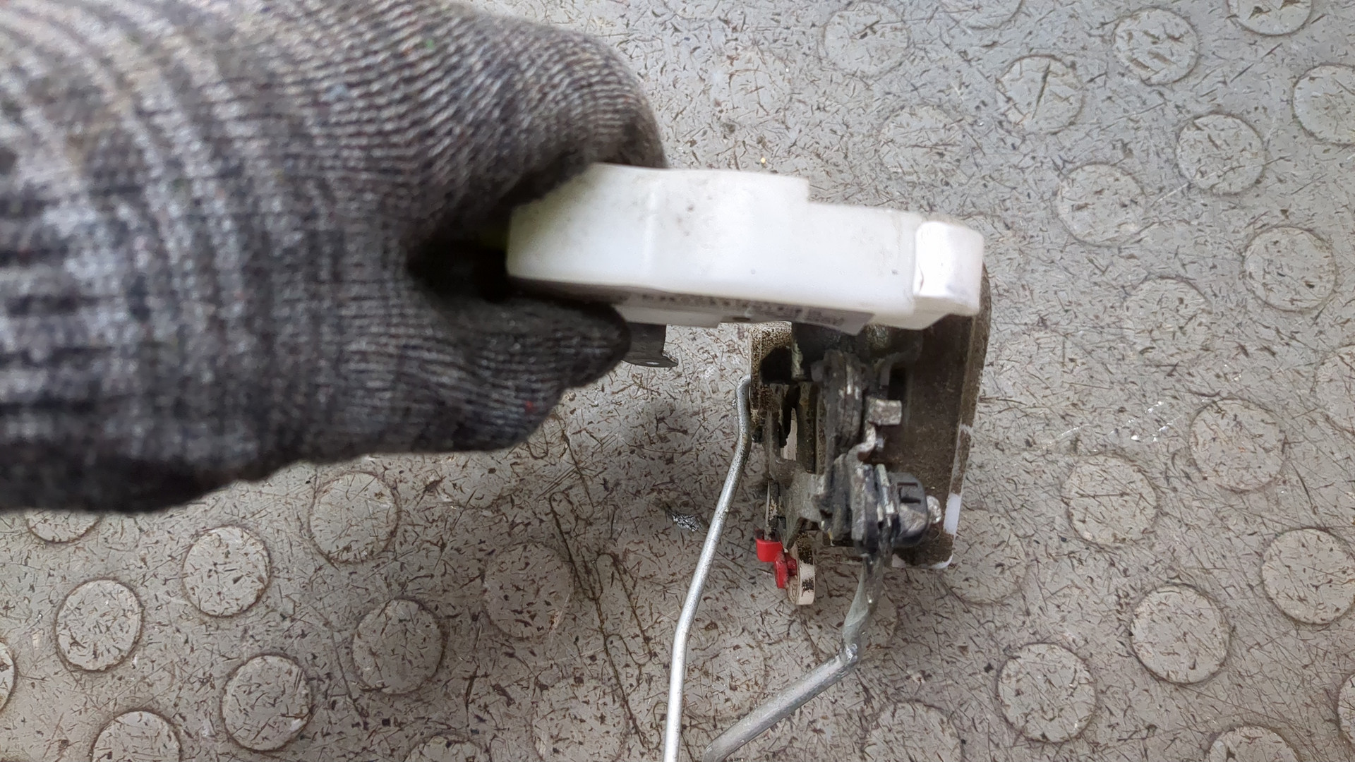 Замок двери передней левой