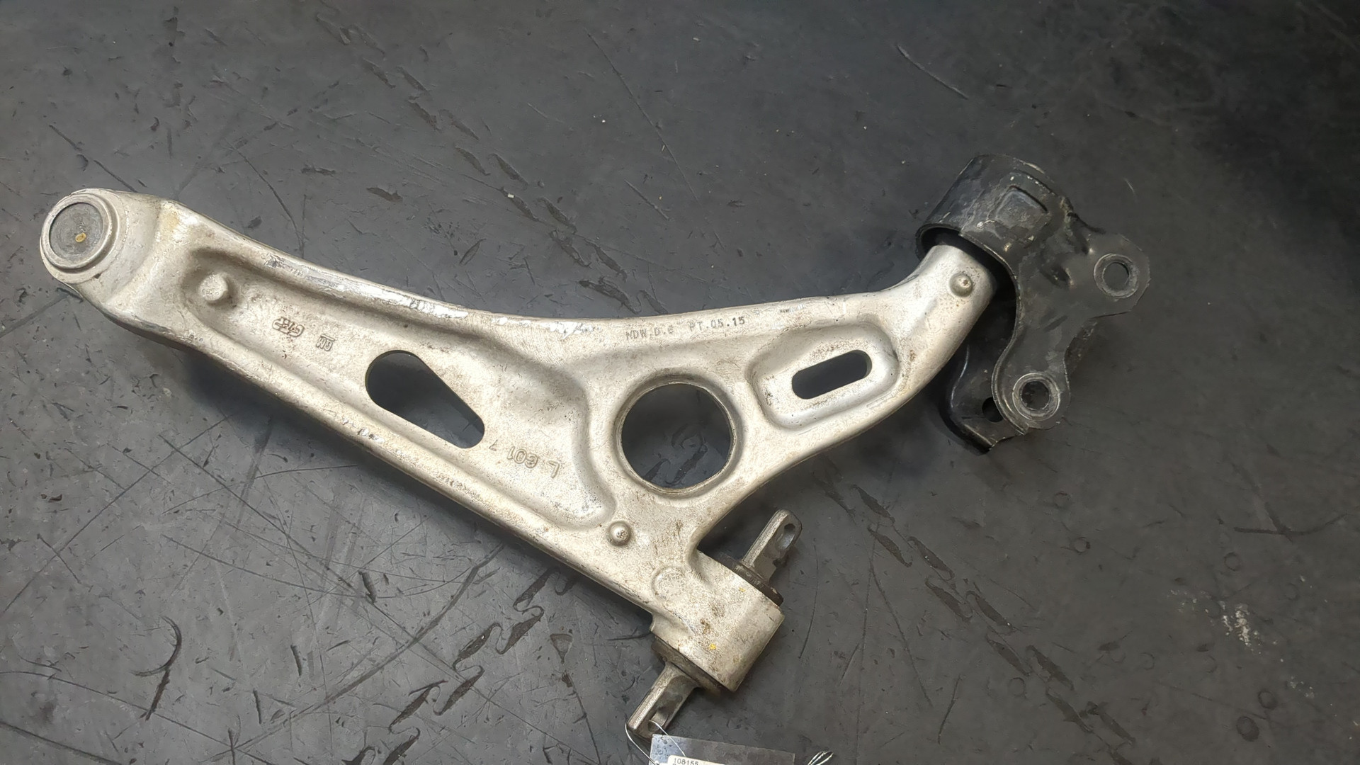 Рычаг передний левый