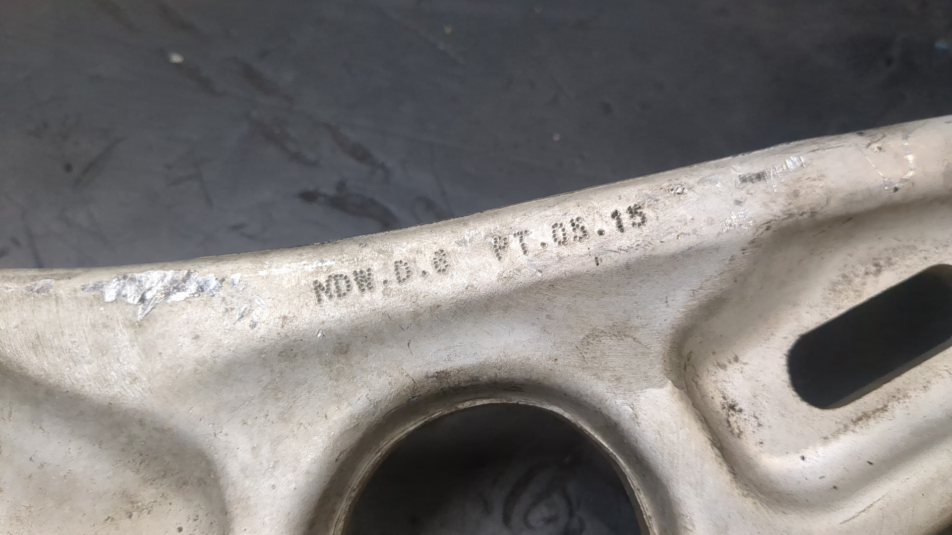 Рычаг передний левый