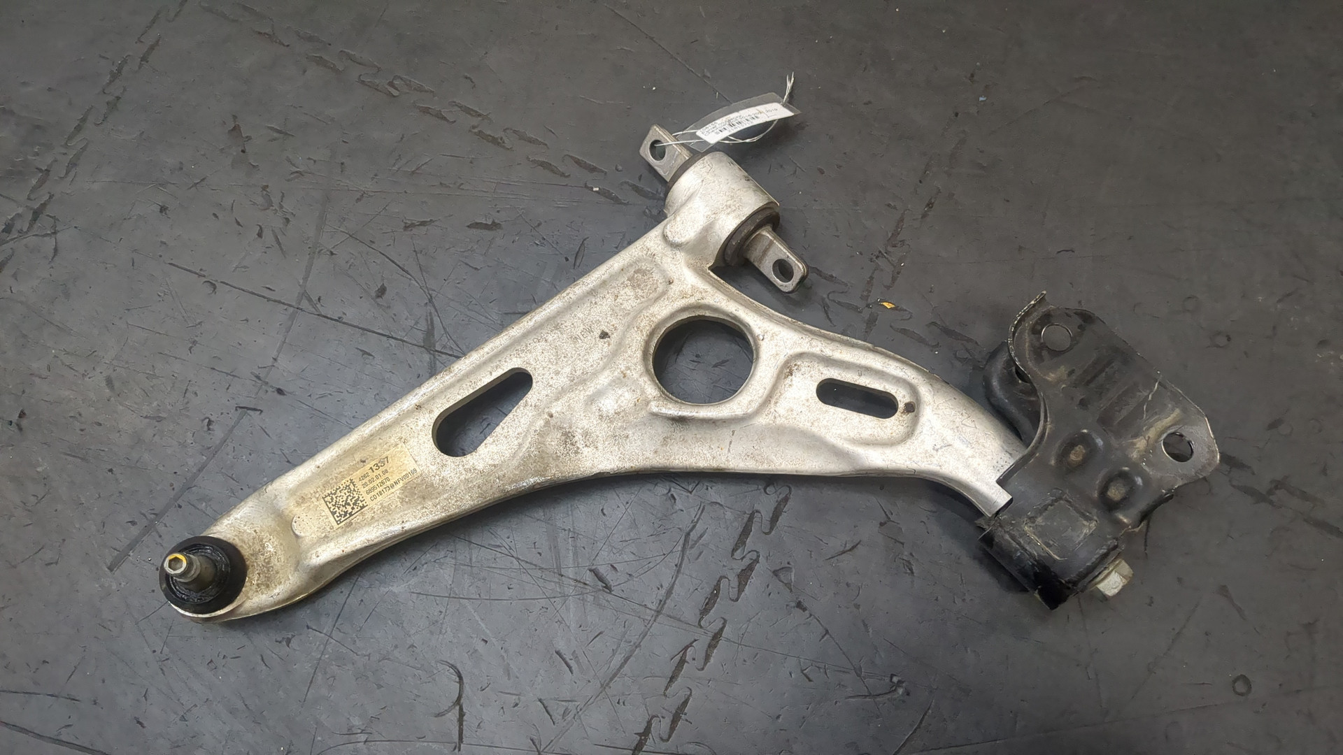 Рычаг передний левый