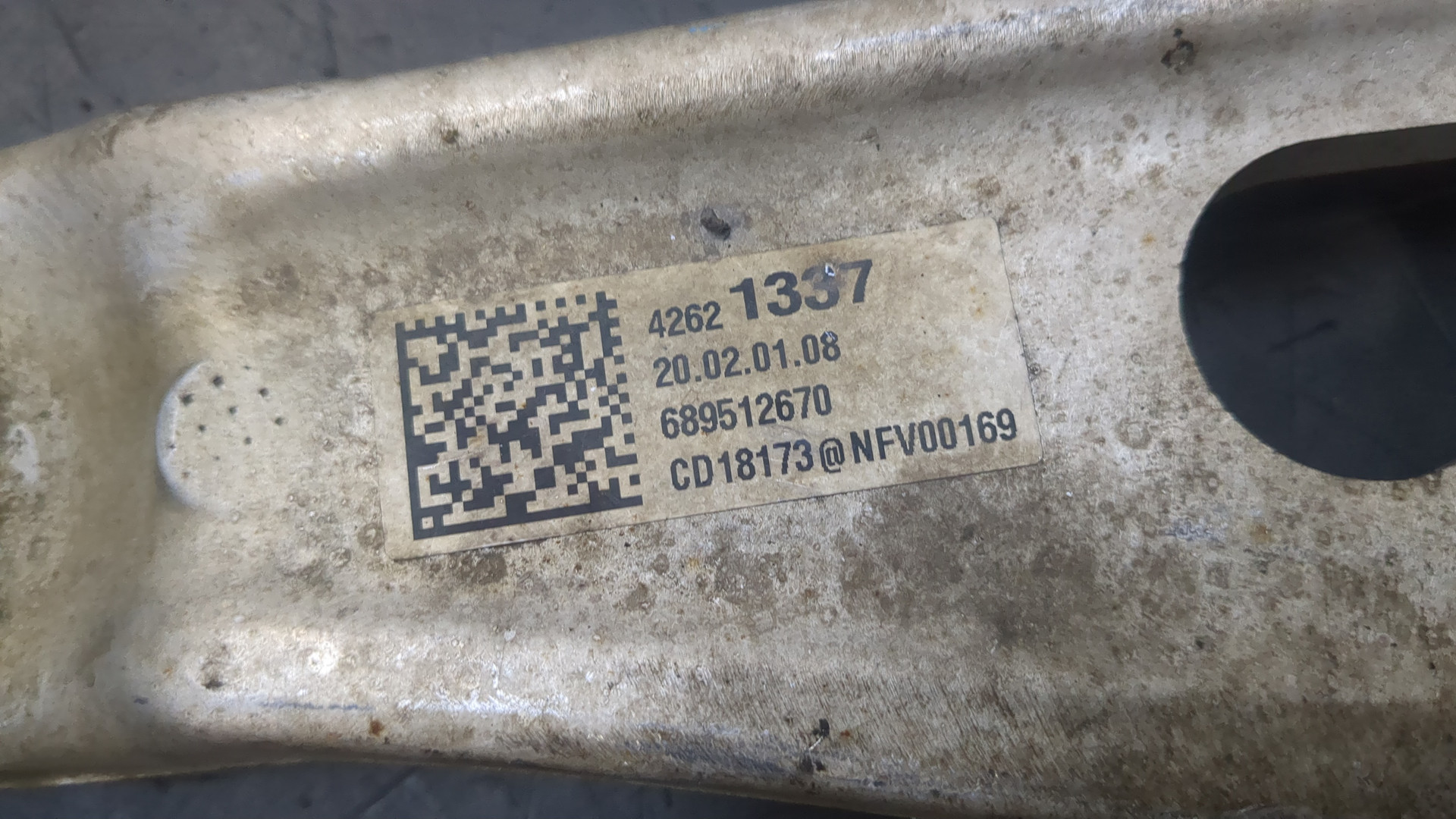 Рычаг передний левый