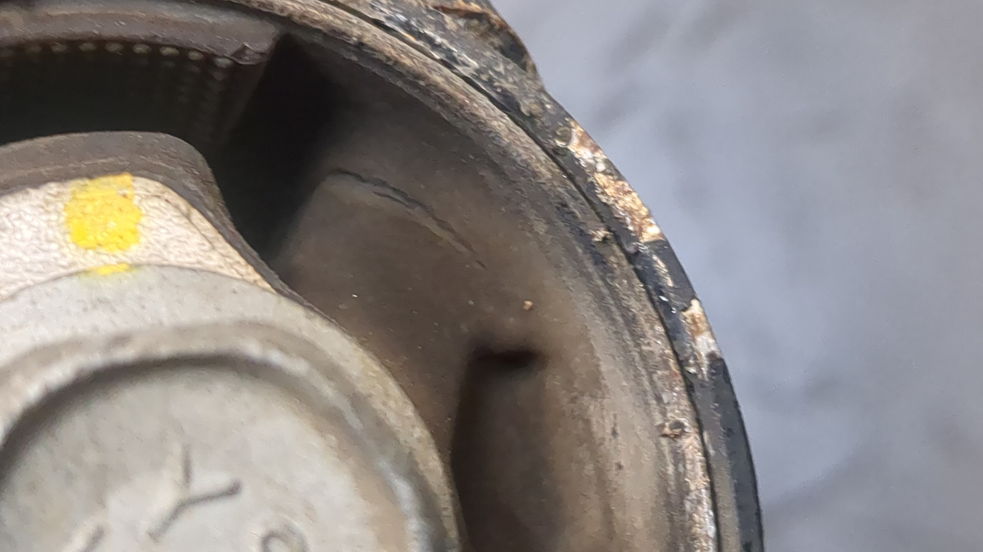 Рычаг передний левый