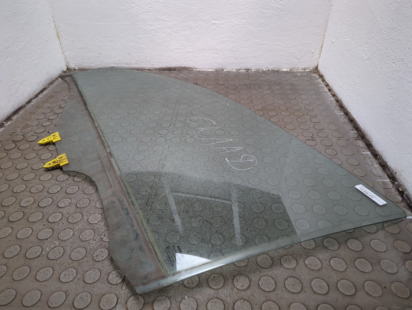 Стекло двери передней левой