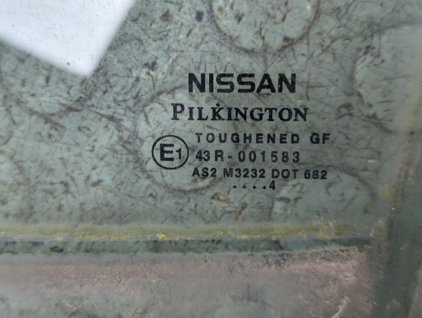 Стекло двери передней левой