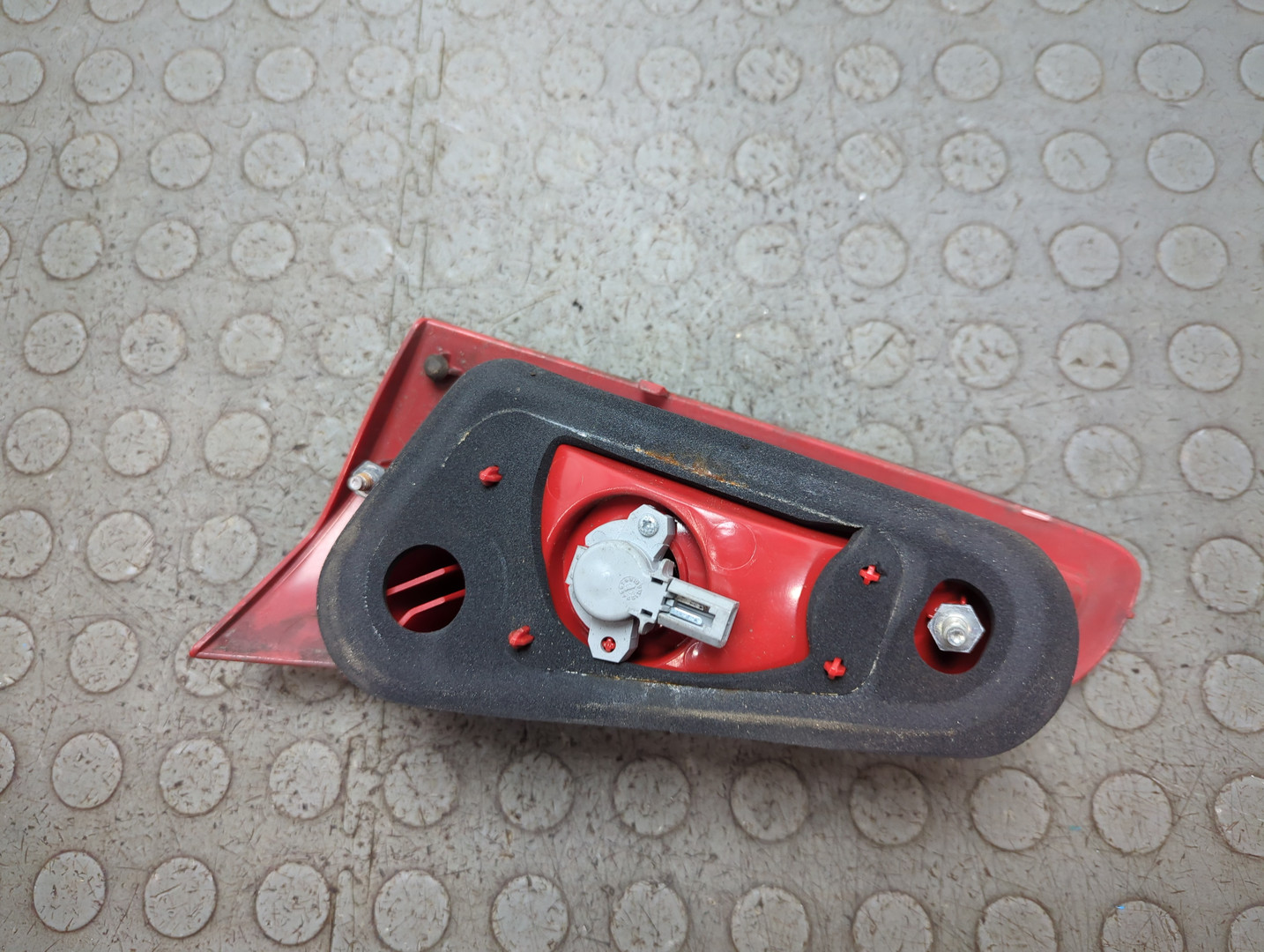 Фонарь задний внутренний левый