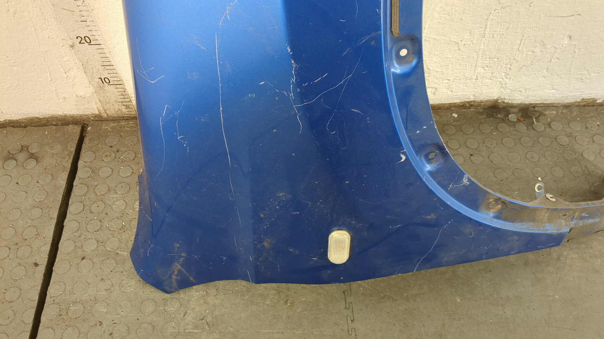 Крыло переднее правое