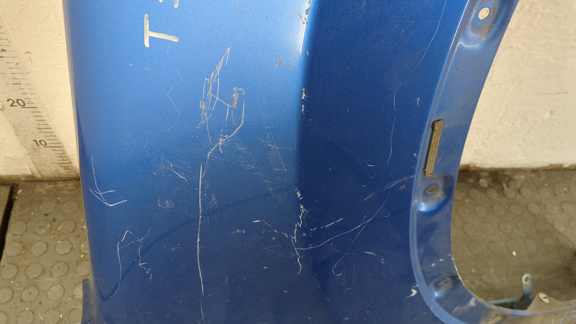 Крыло переднее правое