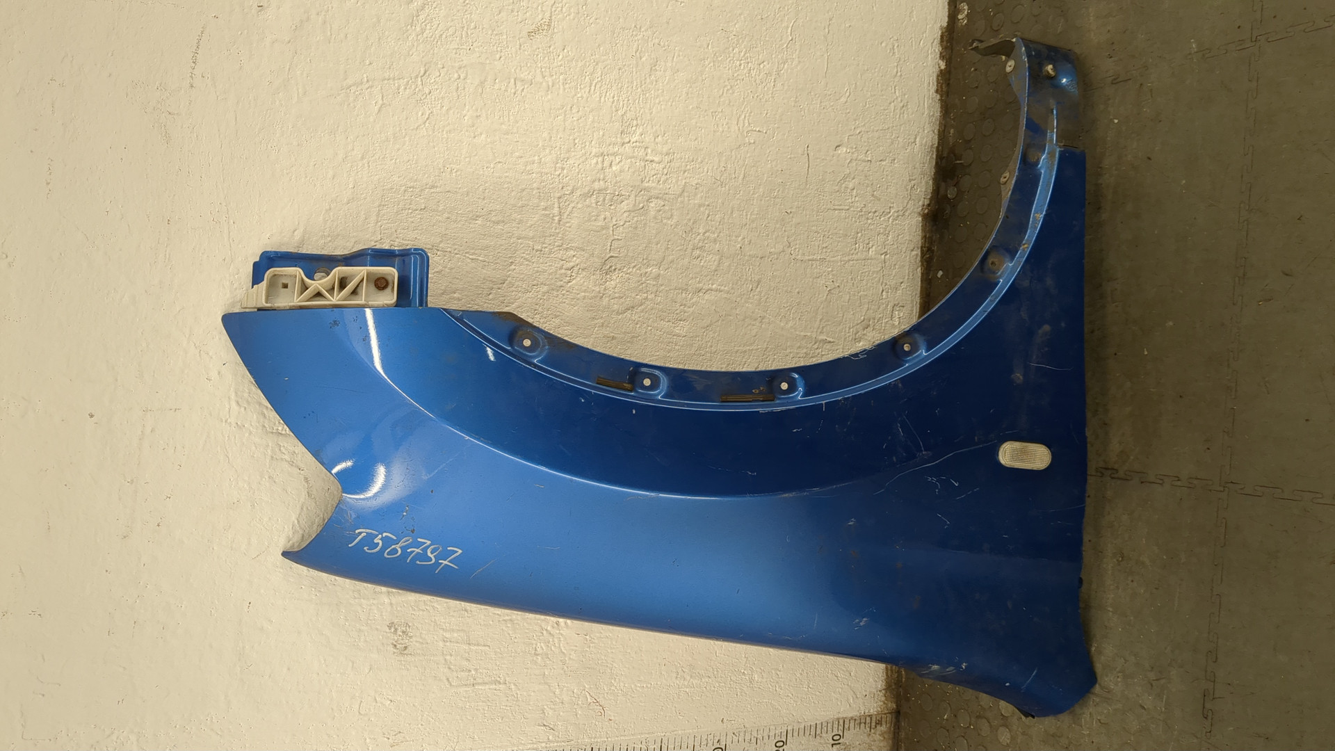 Крыло переднее правое