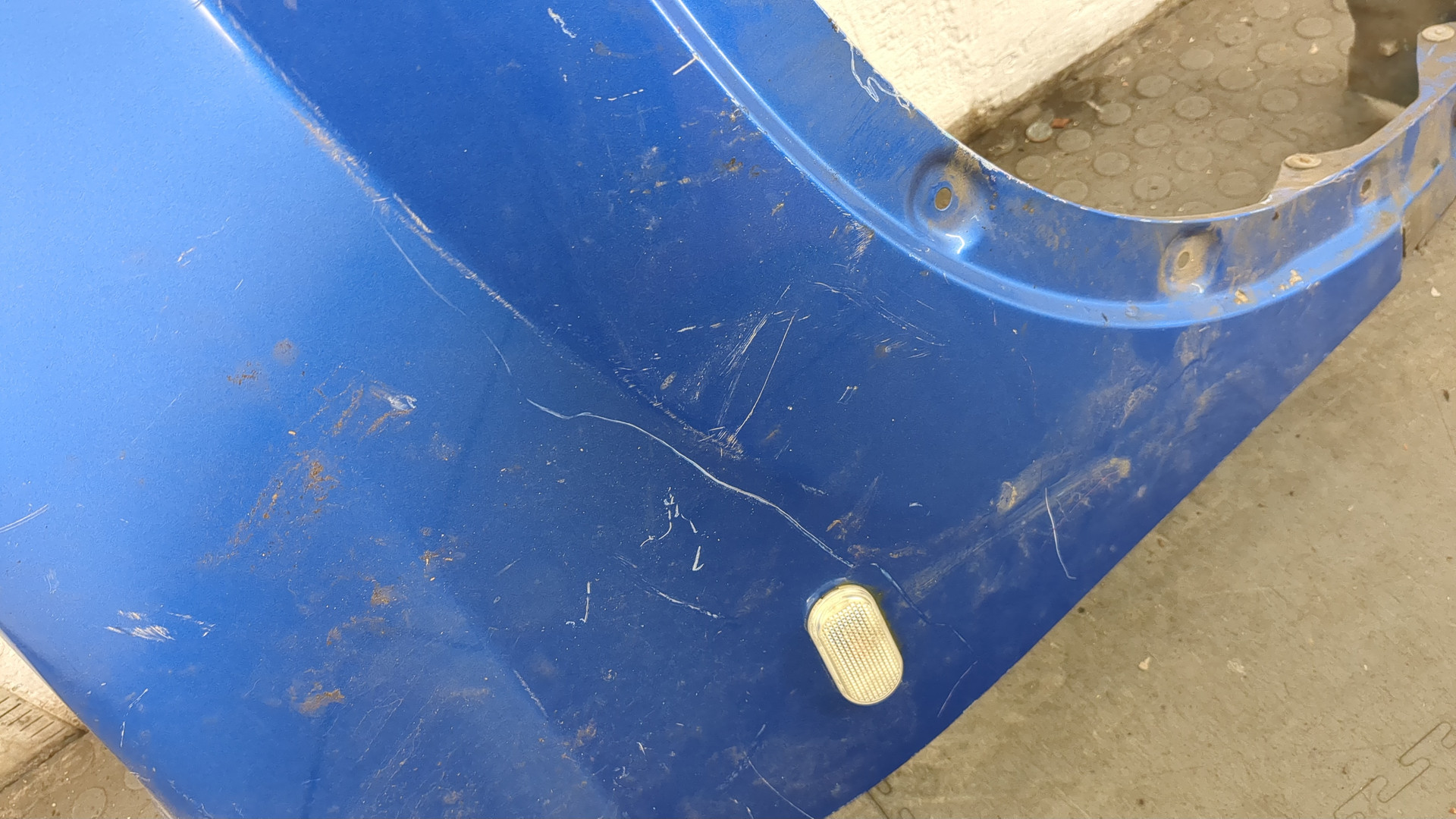 Крыло переднее правое