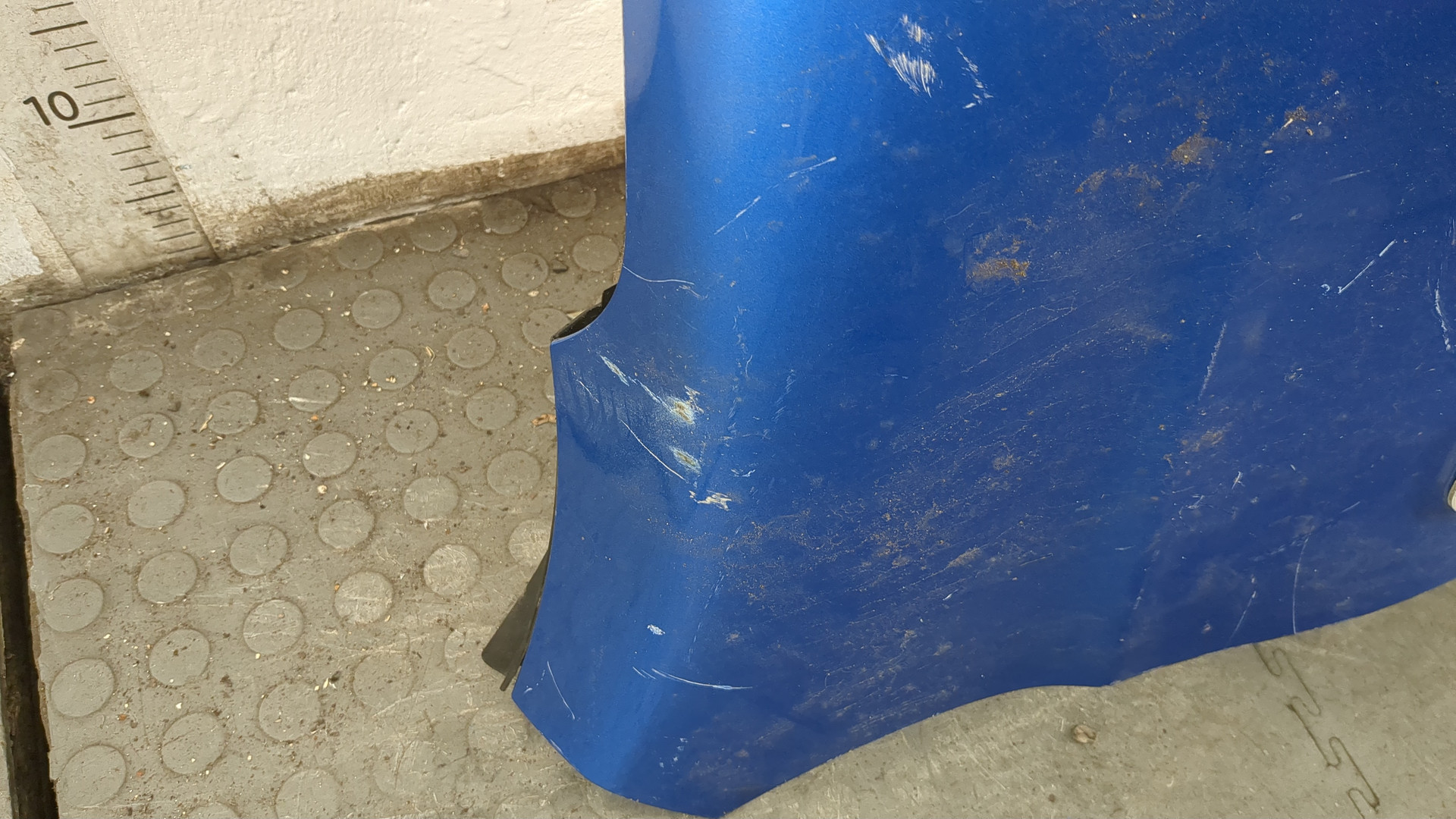 Крыло переднее правое