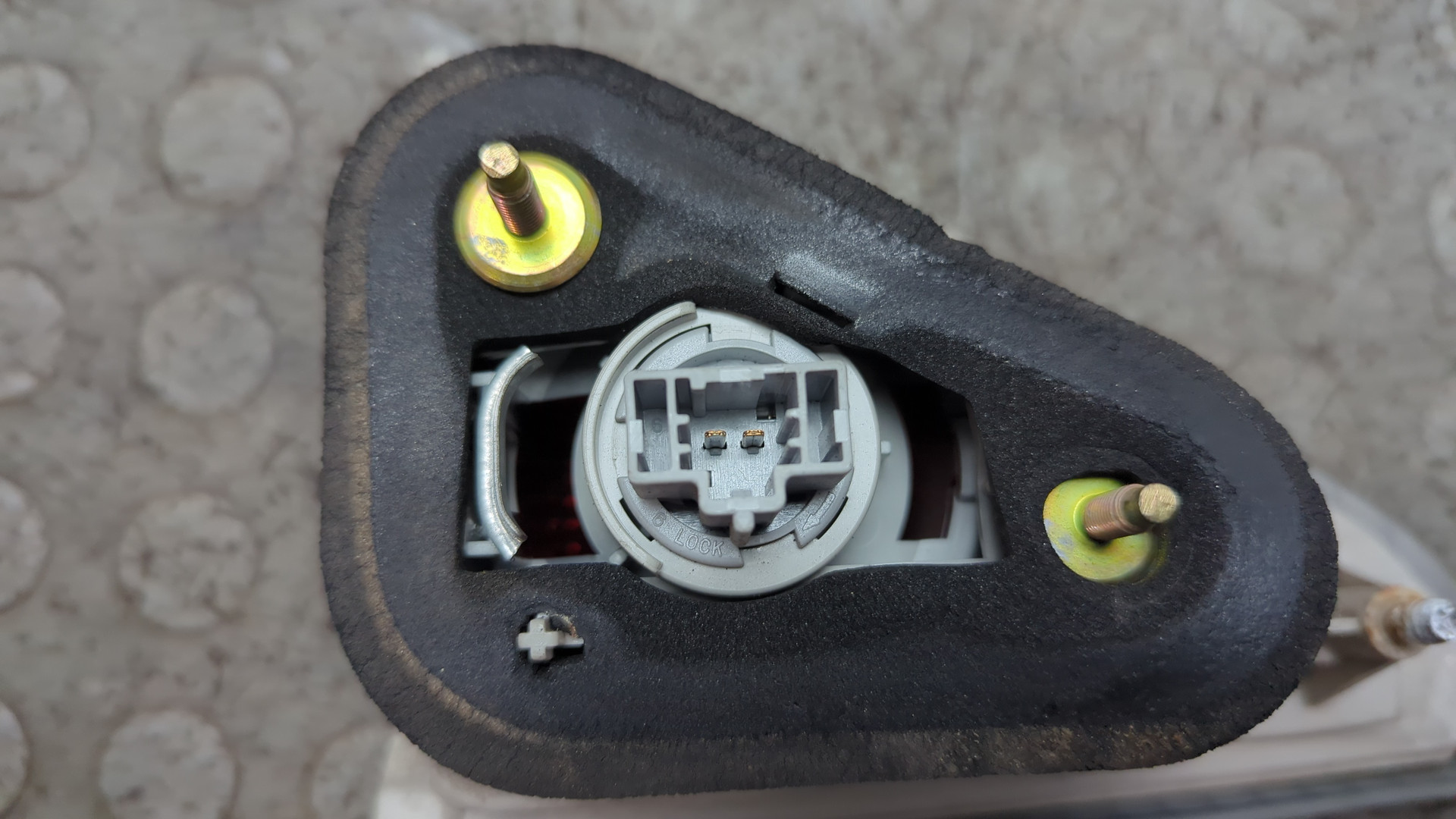 Фонарь задний внутренний левый