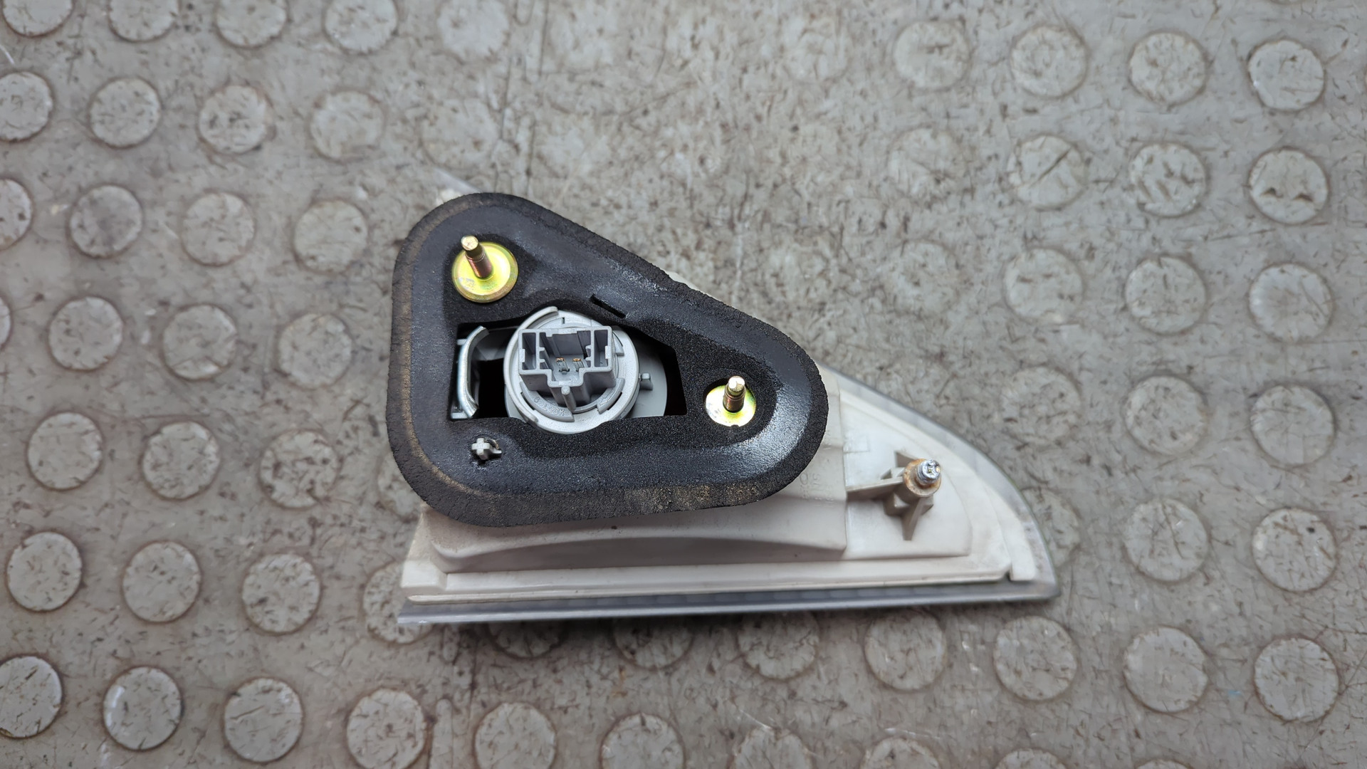 Фонарь задний внутренний левый