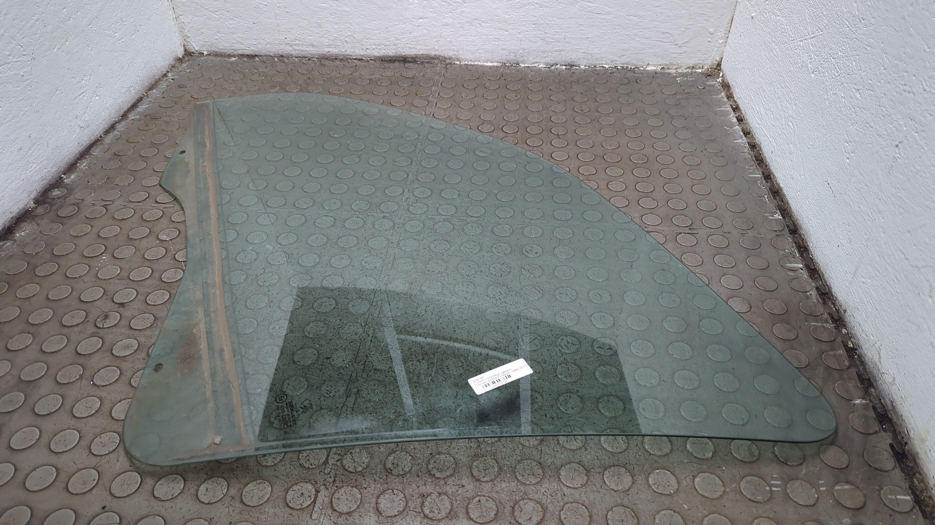 Стекло двери передней левой