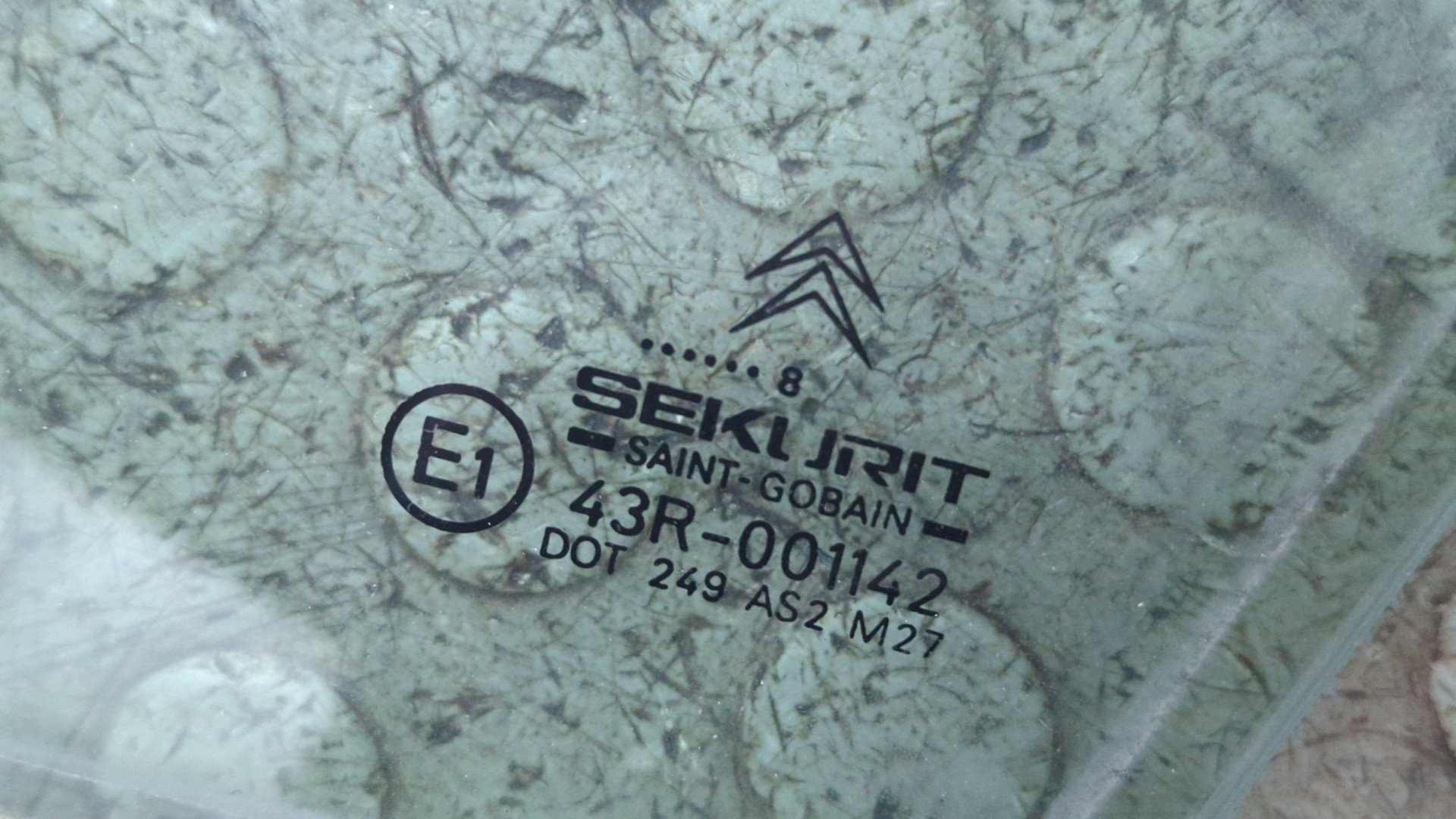 Стекло двери передней левой