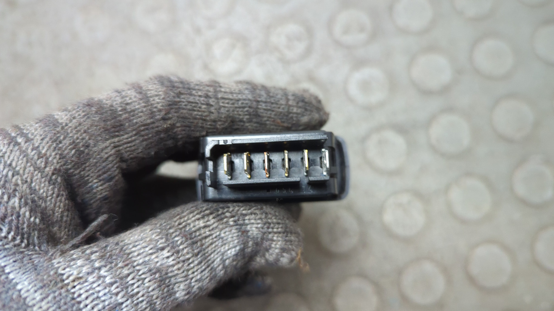 Кнопка стеклоподъемника