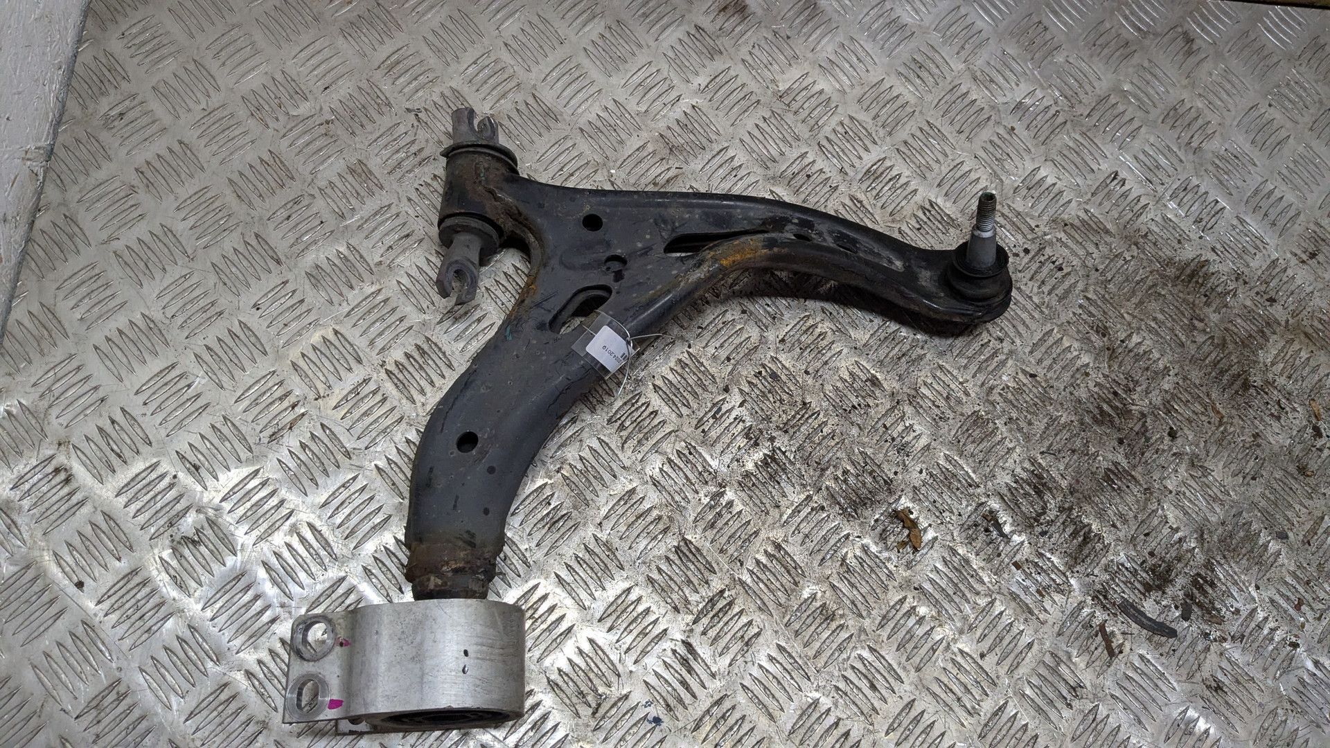 Рычаг передний правый