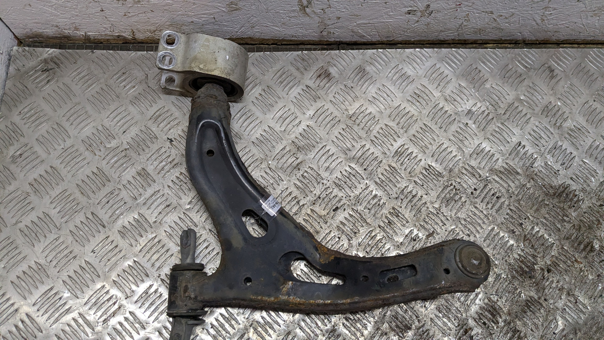 Рычаг передний правый