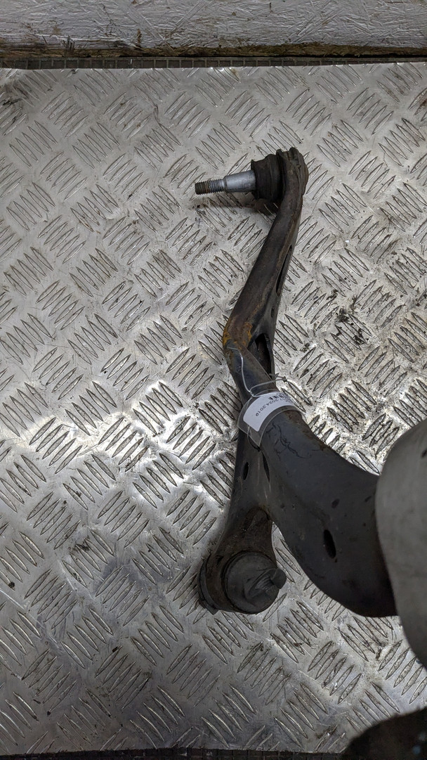 Рычаг передний правый